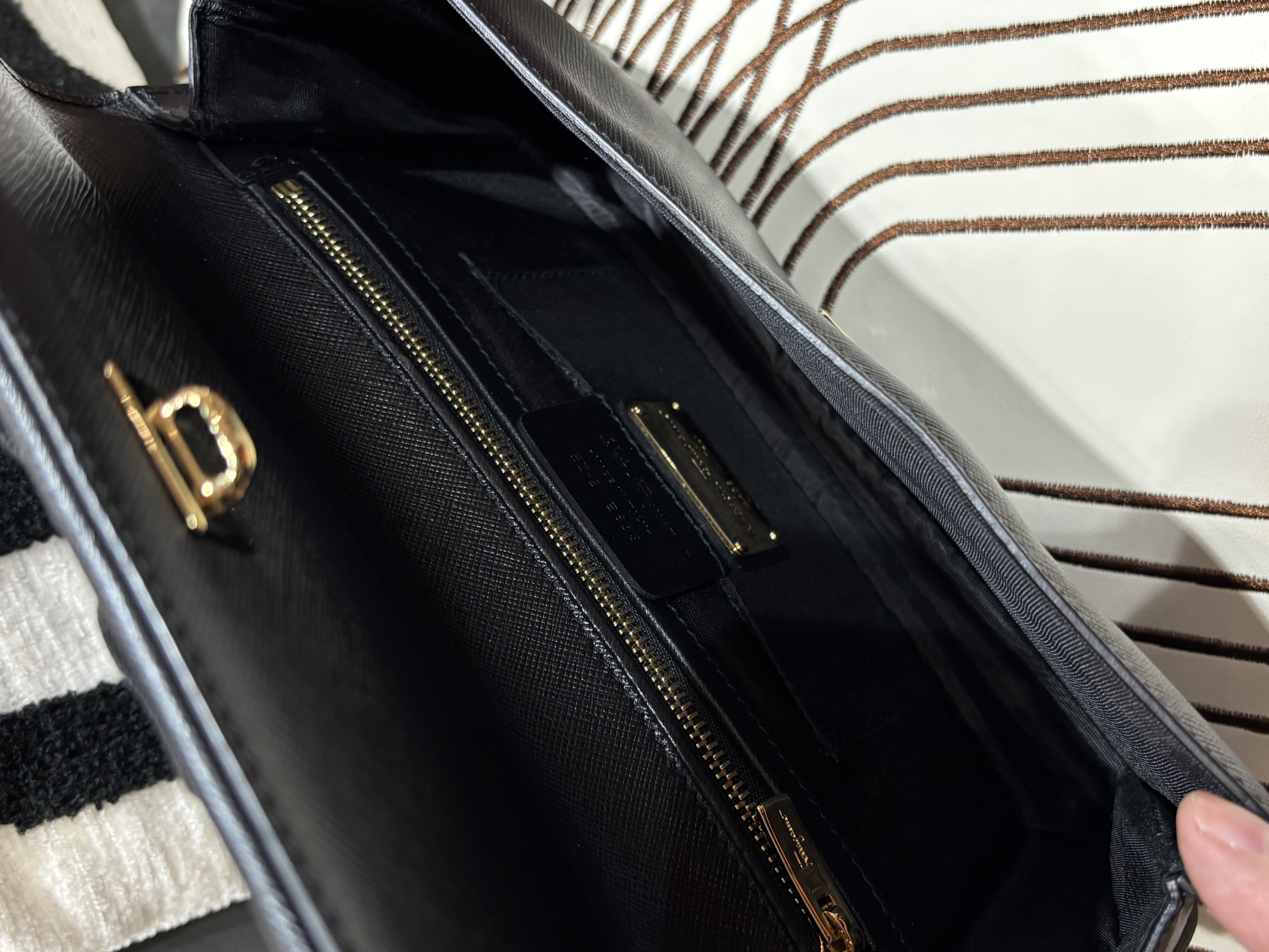 SALVATORE FERRAGAMO Miss Vara Clutch 黑色十字壓紋皮革Black Saffiano Leather 100%Authentic, 98%New ✅Dust bag