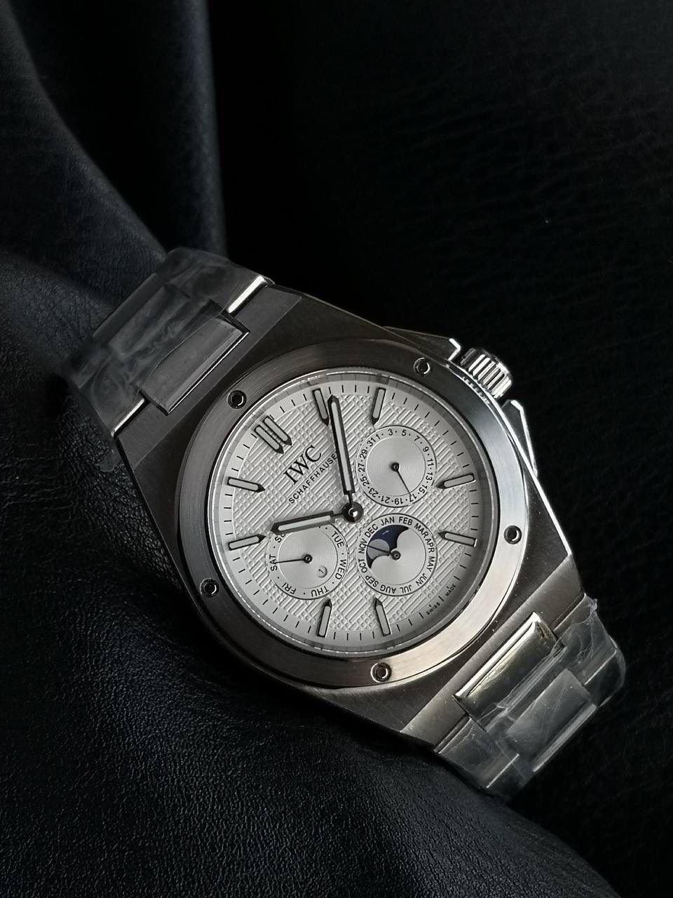 万国工程师系列万年历腕表，复刻界最复杂的腕表，所有功能同步原装，所有功能调节通过把头控制. 1⃣️【功能介绍】3点钟位置显示日历，9点钟位置显示星期，6点钟月份月相指针显示。 2⃣️【做工精细】外壳采用原版同样的三件套结构，中间拉丝，上下壳为抛光，镜面采用高成本的锅盖形蓝宝石，使其质感提升。