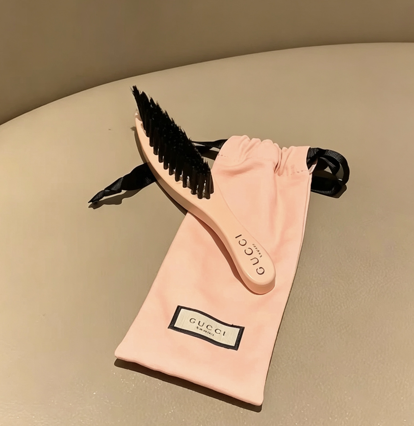 Gucci Beauty順髮梳連防塵收納袋