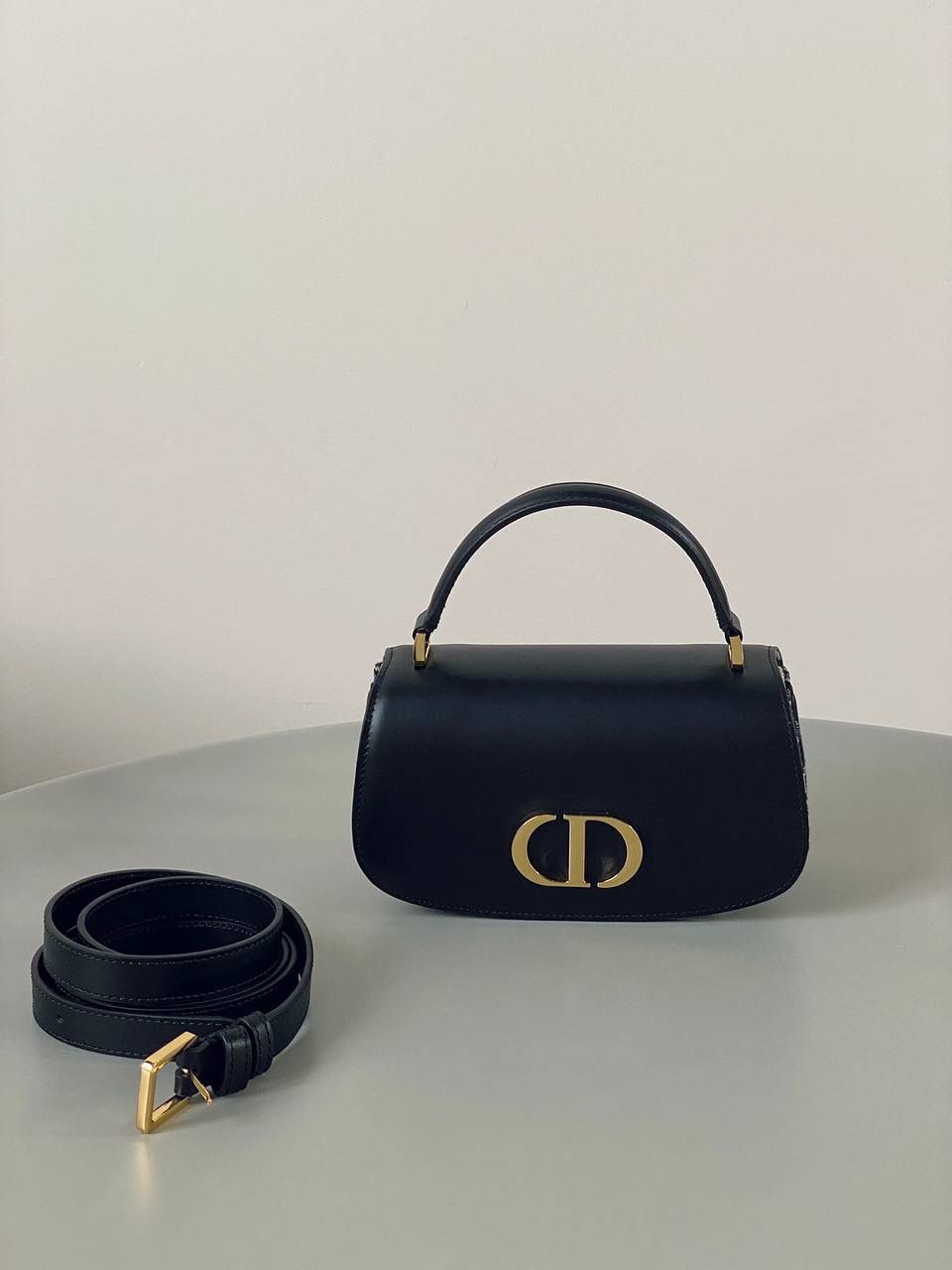 🈶 老花蓝小号 💙 Dior Top Handle 蒙田30 ✨ 蒙田系列大家都懂的啦～真的从来没有让人失望过 😍 光滑小牛皮拼老花，经典到不行，怎么背都好看 ✨ 包身圆圆鼓鼓的超可爱 🥹💕 重点是实用性也很强，容量很 OK 👍 📏 尺寸：19 × 9 × 8 cm