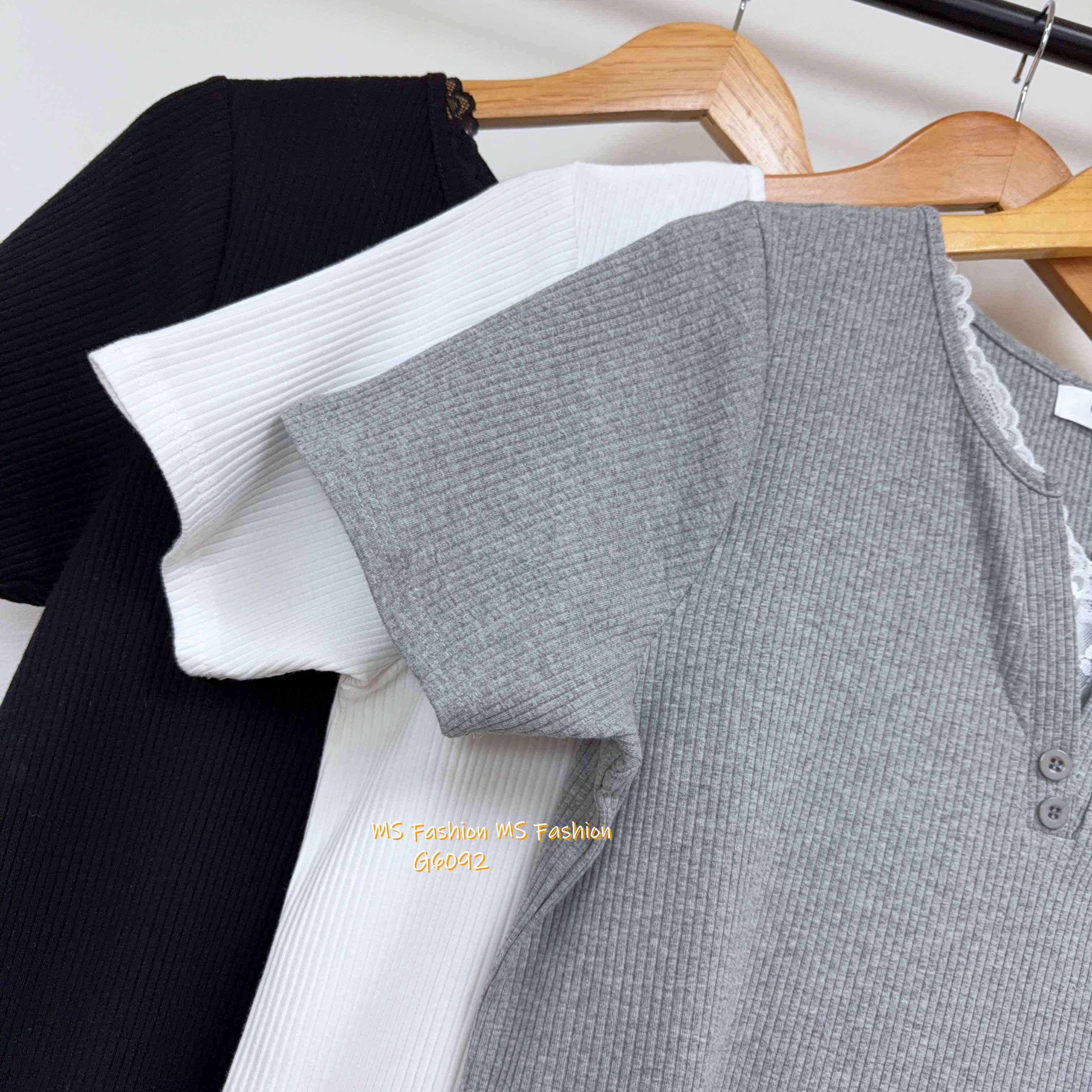 G6092 韓國🇰🇷直紋V領拼lace top
