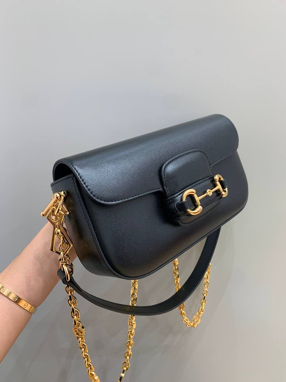 新背景实拍正品级 。Gucc1 horsebit法棍包（原皮黑色） 销量王🔥全皮系列❗️ 抓住一只小可爱，又是颜值巅峰之作 法棍出全皮拉，比起老花我更爱全皮！ 时髦复古女孩的一眼心动， 腋下包造型真的是再一次惊艳 最火爆的马衔扣元素加上最时尚的腋下背法 今年妥妥的包王无疑了！ 品牌爸爸，你真的别太拿捏我！ 斜挎则改成了金属链条，太有撞击感了！ 全皮腋下背搭配金属斜挎背， 还没有正式上线就全网断货了， 就问你拒绝得了吗！！ 型号735178 尺寸24/13/5.5cm