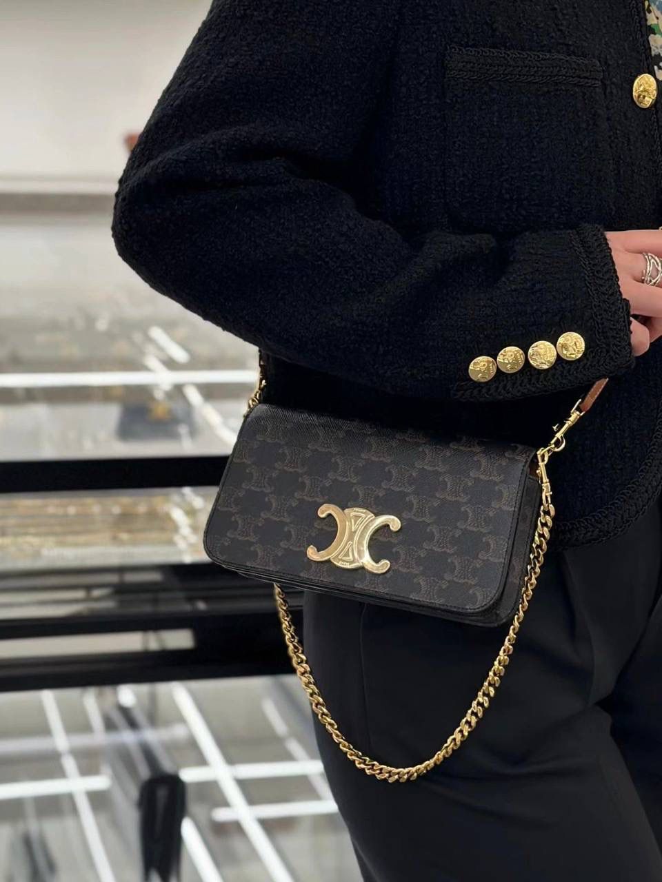 🔥大货实拍图 𝗖𝗘𝗟𝗜𝗡𝗘 ♥️ 𝗠𝘂𝗹𝘁𝗶𝗽𝗼𝗰𝗵𝗲𝘁𝘁𝗲三合一 型号：10L972 尺寸：20.5*11*4cm CELINE也太懂女孩子需要什么了吧～新款包袋有两条肩带哦，斜挎背让你更方便行动自由，腋下背让你更好展示自己的风格！