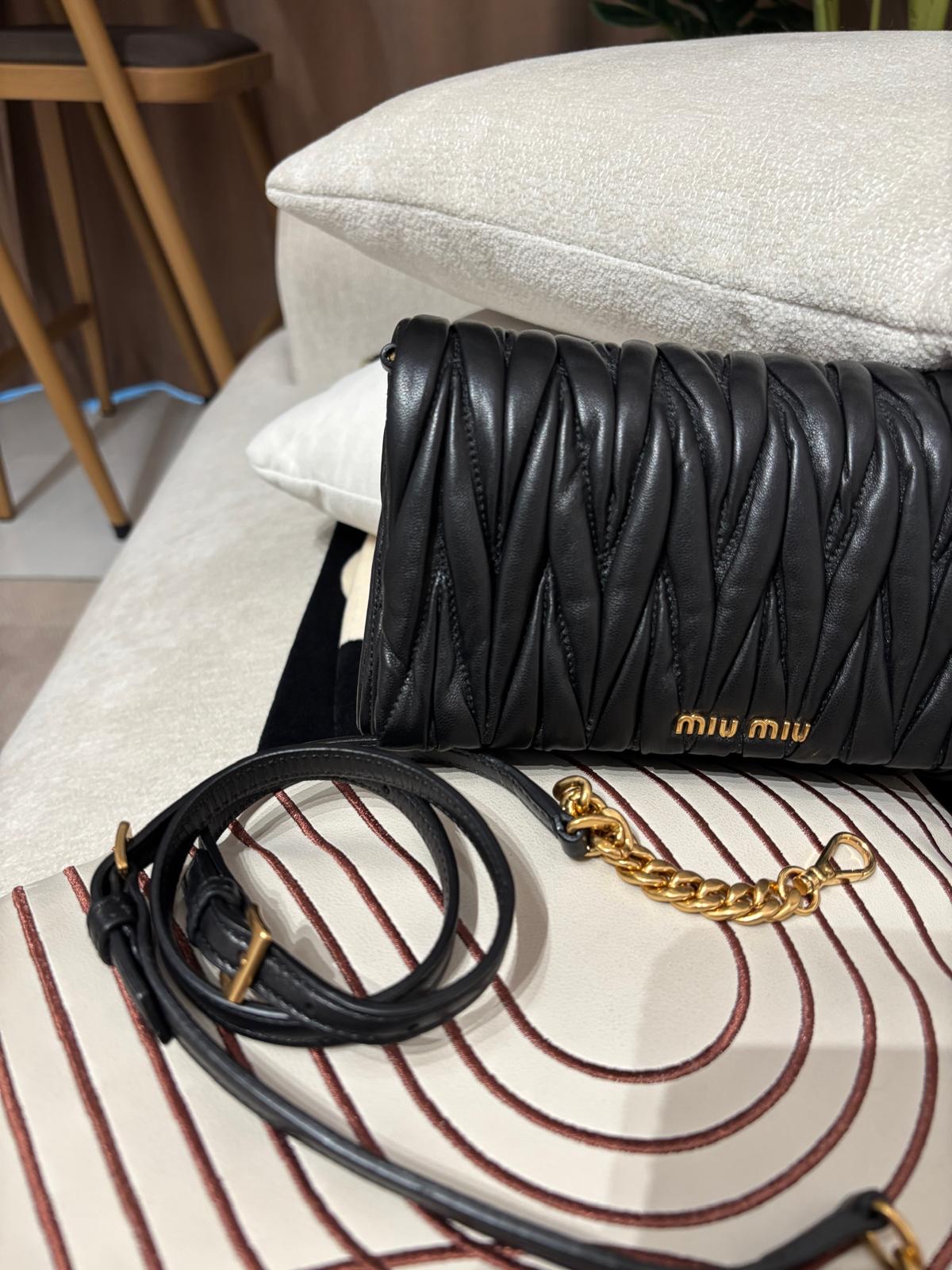 未使用品 MIU MIU SHOULDER BAG 黑金斜孭袋 ,100%Authentic,unused ✅box