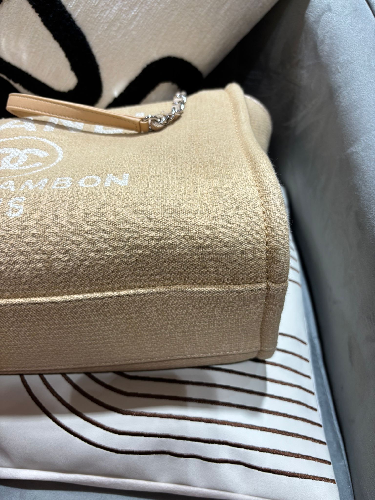 Chanel deauville tote bag with pouch 100%Authentic,98%new ✅晶片✅dust bag✅pouch 
