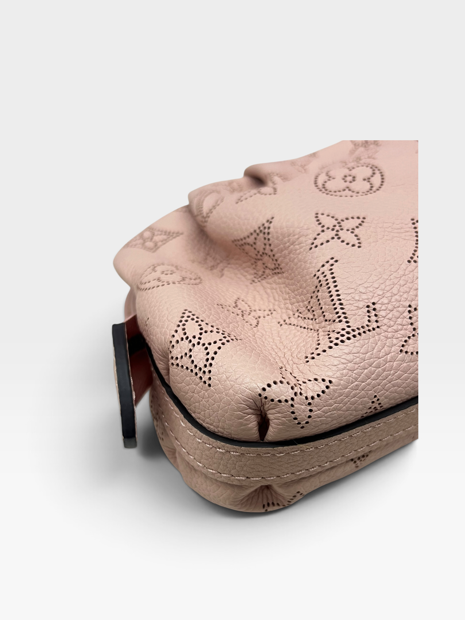Pre-Owned LV Monogram Mahina Scala Mini Pouch / Product Code: 090403
