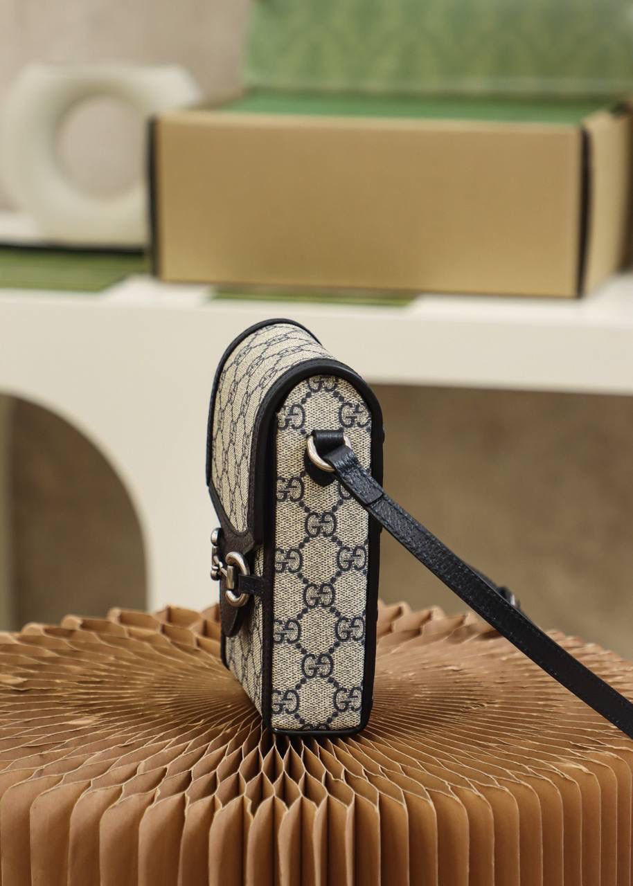 新配色𝟏𝟗𝟓𝟓手机包系列 #625615#原厂皮 YY 🔷尺寸：11.5*17*4cm 天花板级别的颜值，马衔扣标志的经典元素，搭配全新系列配色，打破了传统经典的传统，将复古与时尚的碰撞，玩出新的高度，这一季深蓝色配色设计，搭配上爆款的经典造型， 复古路线真的太赞了，搭配神秘蓝碰撞出复古与时尚高度融合的天花板颜值！