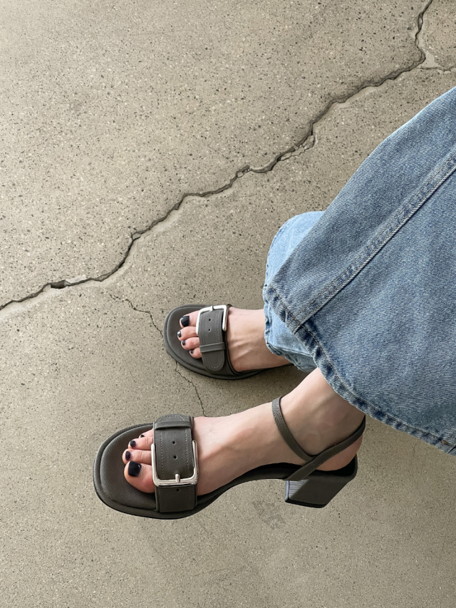 Vintage buckle heeled sandal