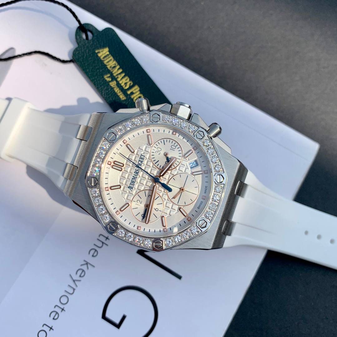 明星王子文同款，皇家橡树离岸系列计时腕表！目前在国内外女款热门之一市场正品一表难求，二手市场价格更是不断上涨！为了保证大家花最少的钱就能买最划算的表款，我们良苦用心！打造技术性攻破已做到壳可正品互换。真真正正做到原装一致！各方面非常谐调优秀！非常难得的款式希望你们不要错过😄