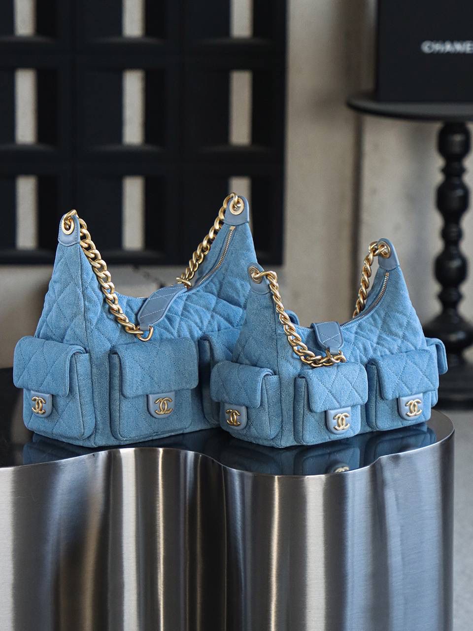 25C Hobo丹宁牛仔大號雙肩包鑒定版👜 一包一碼 支持全球鑒定查驗身份證原廠專G Fashion Art意大利過關清單資料可査詢 25C這一季人氣王者hobo丹寧牛仔，低飽和度牛仔淺藍，超級養眼，可甜可颯！ Jennie同款火到出圈，不管是簡約設搭配還是精緻小女人，都能瞬間提升整體的時髦度！ 五金：厚镀24K复古金 皮料：意大利Fashion Art牛仔 尺寸：27*35*18cm