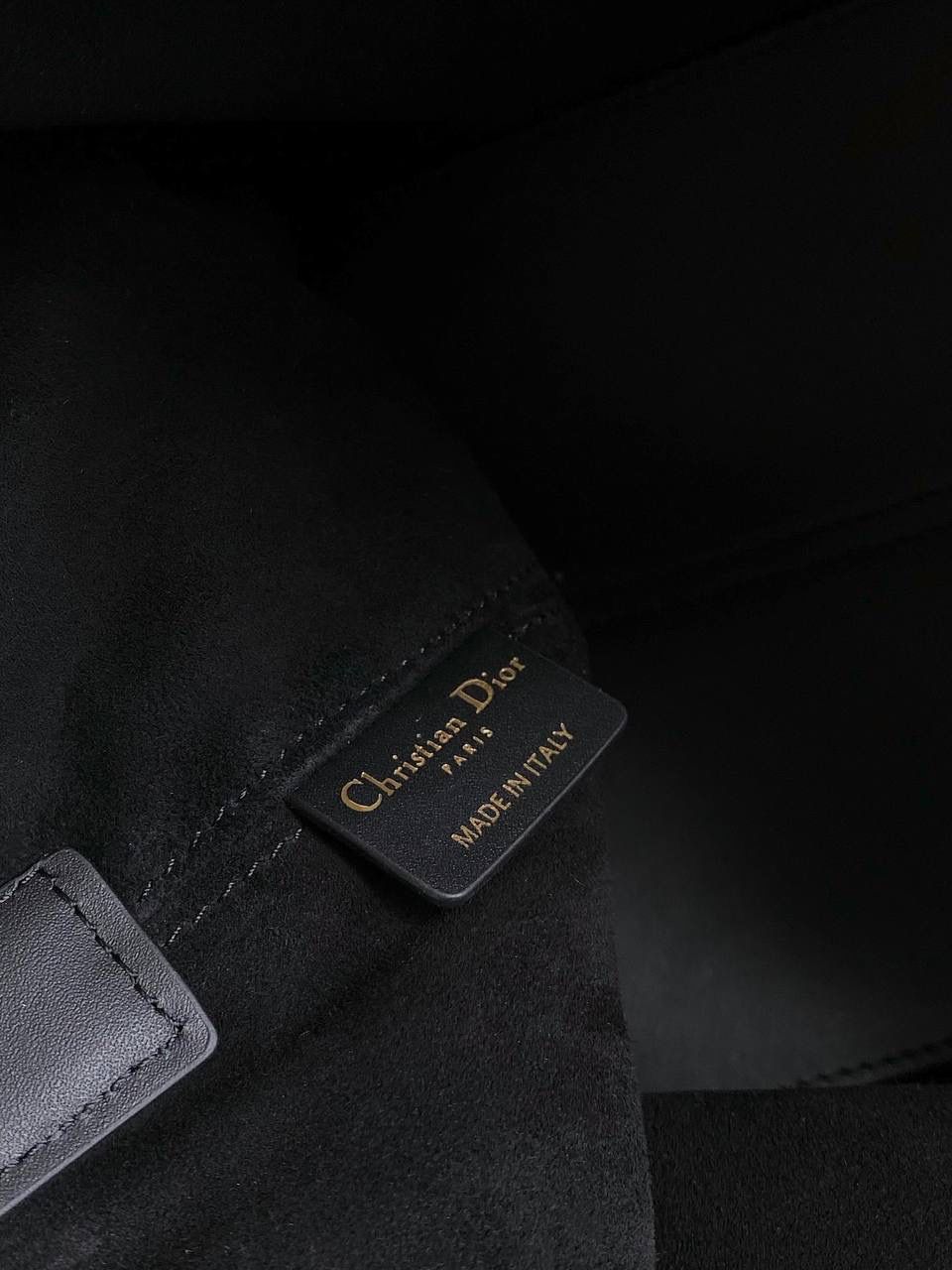 🈶黑色中号 𝗗𝗜𝗢𝗥 𝗧𝗼𝘂𝗷𝗼𝘂𝗿𝘀手袋，大爆款 即出即断，供不应求的一只啊 时尚敏锐度高的早已经抢先背了 比想象中更酷，又飒且慵懒的感觉 熟悉的超大藤格纹和近年来惯用CD搭扣 解开卡扣从方包变成托特大包，真绝了😍✨ 28.5×19×21.5cm，#m1292m