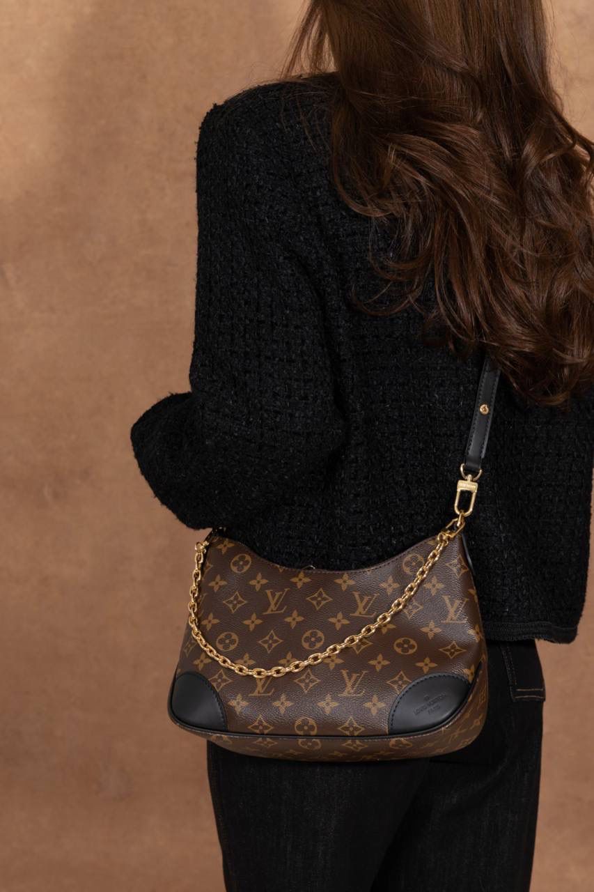 LV BOULONGNE 🥐 爆款之王 🥹 这款真的超火，一看就知道为什么会爆🔥 包型是牛角包，小巧可爱但超级能装，日常出门完全够用。 复古＋时尚的设计，颜值真的很高，怎么背都好看👍👍 肩带可拆又可调，想斜挎、单肩都 OK～ 加上链条马上变腋下包，气质直接拉满✨ Size：29 × 16 × 9.5 cm 好看又实用，真的是必入款 💖