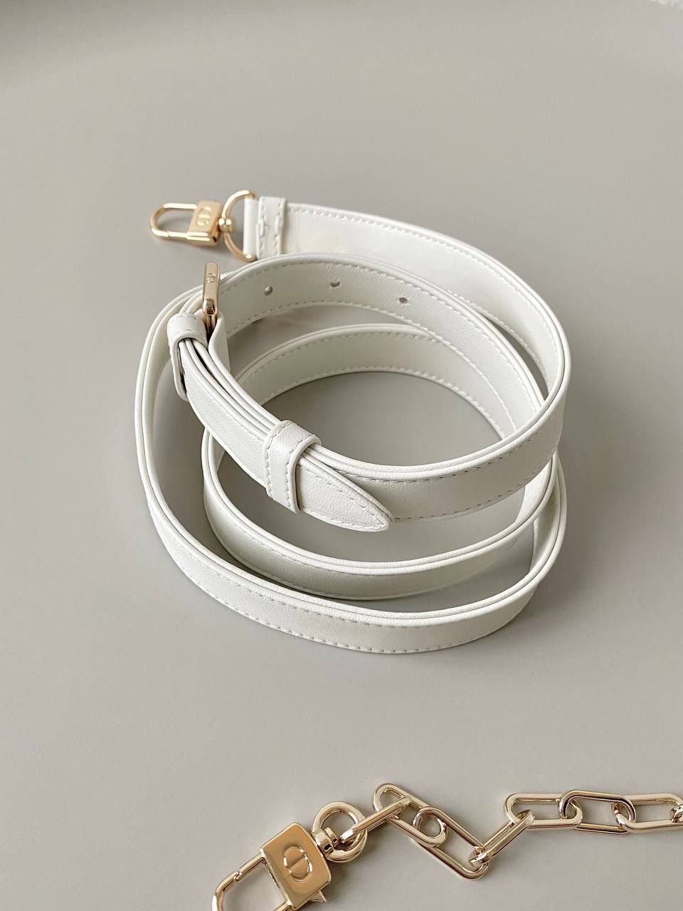 白色🎀𝗗𝗶𝗼𝗿 𝗗-𝗝𝗼𝘆 𝗯𝗮𝗴羊皮 时尚果然就是轮回，回归了一把中古戴妃 长方包形，短链条➕细长肩带直接封神！！ 复古时髦感超强，真是什么场合都可以把住 绝对是lady中的天花板了，强势出圈啦姐妹们 中号 - 26 x 13.5 x 5cm 小号 - 22.5 x 12 x 5.5cm