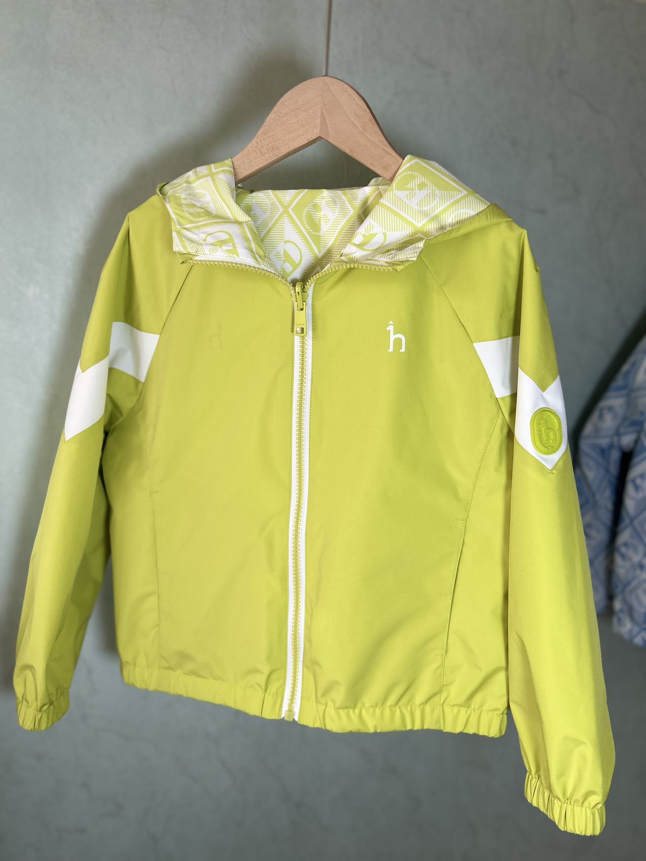 $188件。2件起$180件。3色選擇🐶 HAZZYS 哈吉斯雙面款 2026春季新款男女童兩面穿防護透濕科技連帽外套（26016