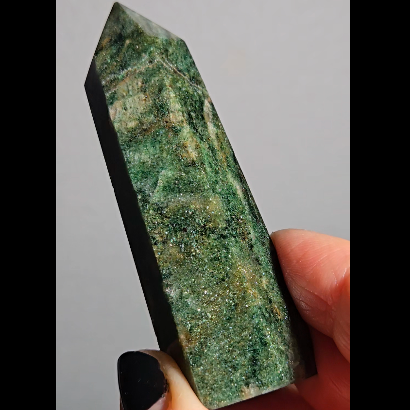 Green mica fuchsite tower with beautiful marbling - MCA66