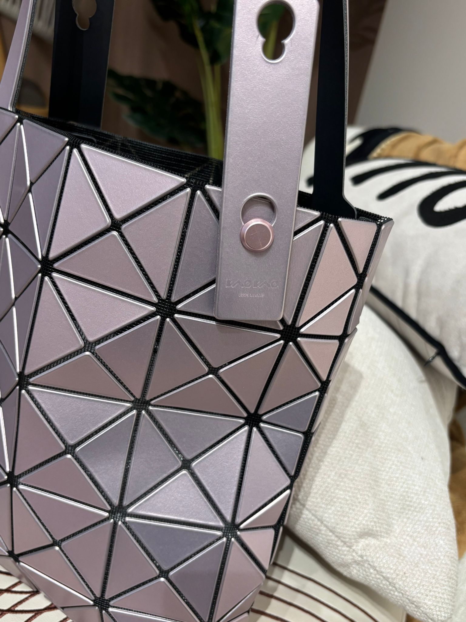 ISSEY MIYAKE BAO BAO LUCENT BOXY tote bag 5X4 金屬色 😍 未使用品✅dust bag ✨專門店$5980📣