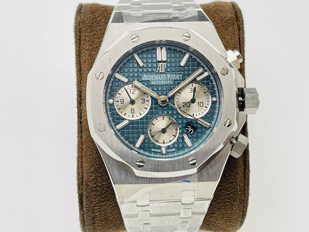 AP爱.彼皇家橡树系列26331OR多功能计时机械腕表41MM！ 1⃣️【机芯】7750改原装机芯 6字位小秒 功能与原装一致！ 2⃣️【表镜】表镜选用进口蓝宝石玻璃镜面！ 3⃣️【表壳】采用进口316精钢表壳，表壳通过拉丝和部分抛光打磨处理之后，忽明忽暗展现出精致而硬气的独特气质！ 4⃣️【头粒】头粒设计与专柜一致可以微调 佩戴更佳贴手舒适 经过多道工序的打磨和磨砂处理，终把AP特有的八角型表圈表达出棱角分明的线条！ 5⃣️【表盘】超强夜光显示，可以在任何环境下读取时间！