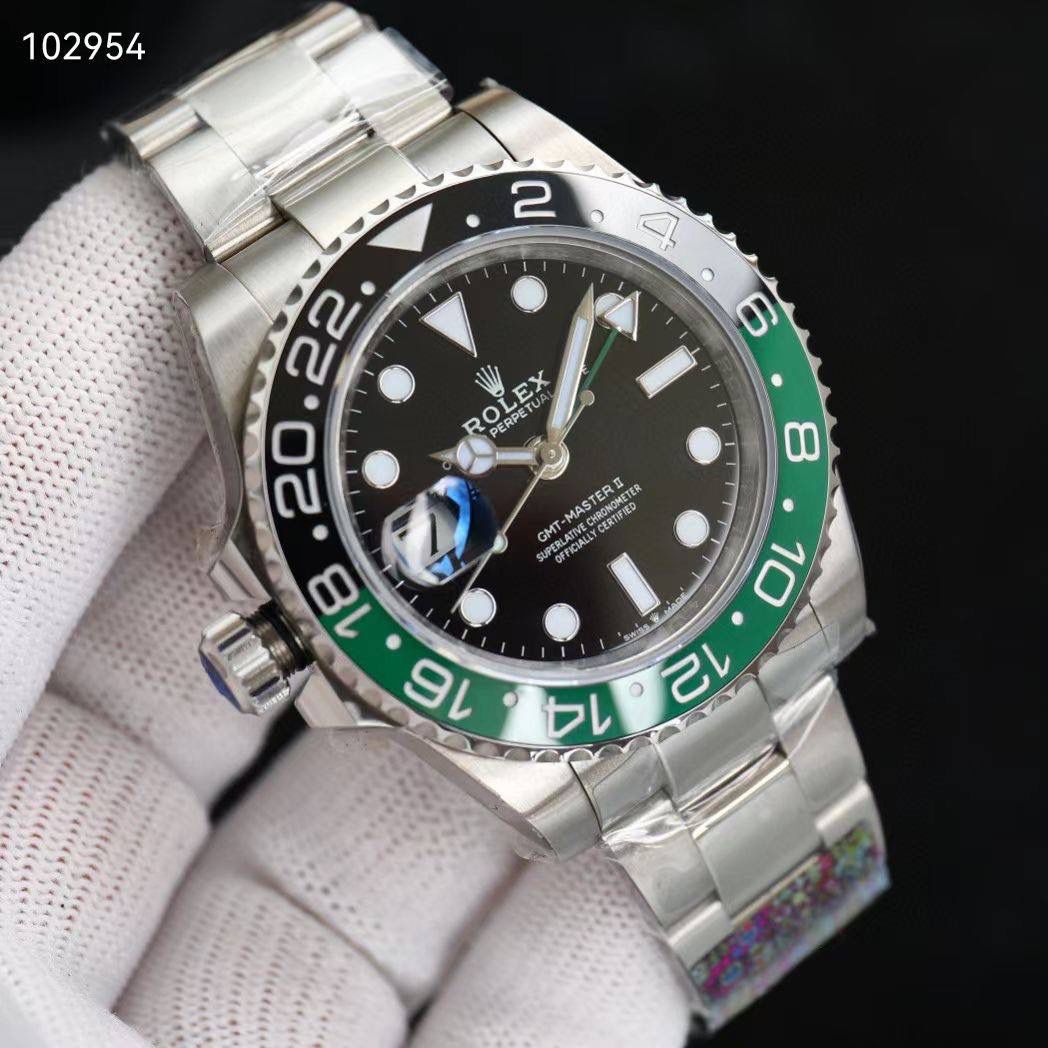 【官网最新 同步更新】 【新品上架 势不可挡】左撇子 “新里程”突破疆界与时具进2022年格林尼治型GMT Ｖ4 升级版黑绿陶瓷圈电镀白金 +上精致字面表盘电镀白金还原原装品质 显得更加靓丽 震撼上市 钢材采用正宗的进口904L原材料锻造打磨等工序而成，坚持不以普通钢材鱼目混珠的承诺，同步原装搭载3186/2836机-全自动机械机芯，走时精准稳定，专业测试检查，零返修！体现在于如下：1：和原版一样的GMT双时区表针在底部时针上面的第二层，🎮 由下到上的顺序为：时针-双时区针-分钟-秒钟。2：和原版同样通过调试时针快跳调整日历的功能。 3:直径：40mm专用防刮花蓝宝石镜面，“表盘夜光丁采用白金电镀，”更加靓丽高质感，超强夜光效果显示，几乎原装一致，真正王炸 突破技术壁垒 同步原装把头皇冠垂直向上，防水性能超好！🎮