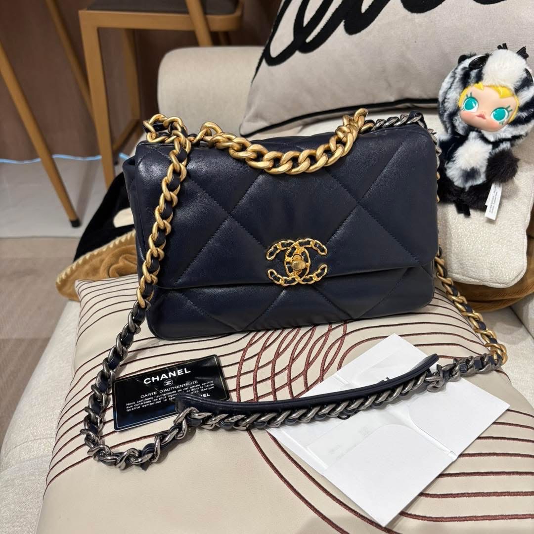 Chanel 19 small navy 26cm AS1160 100%Authentic,98%new  ✅專門店收據✅card✅dust bag✅box