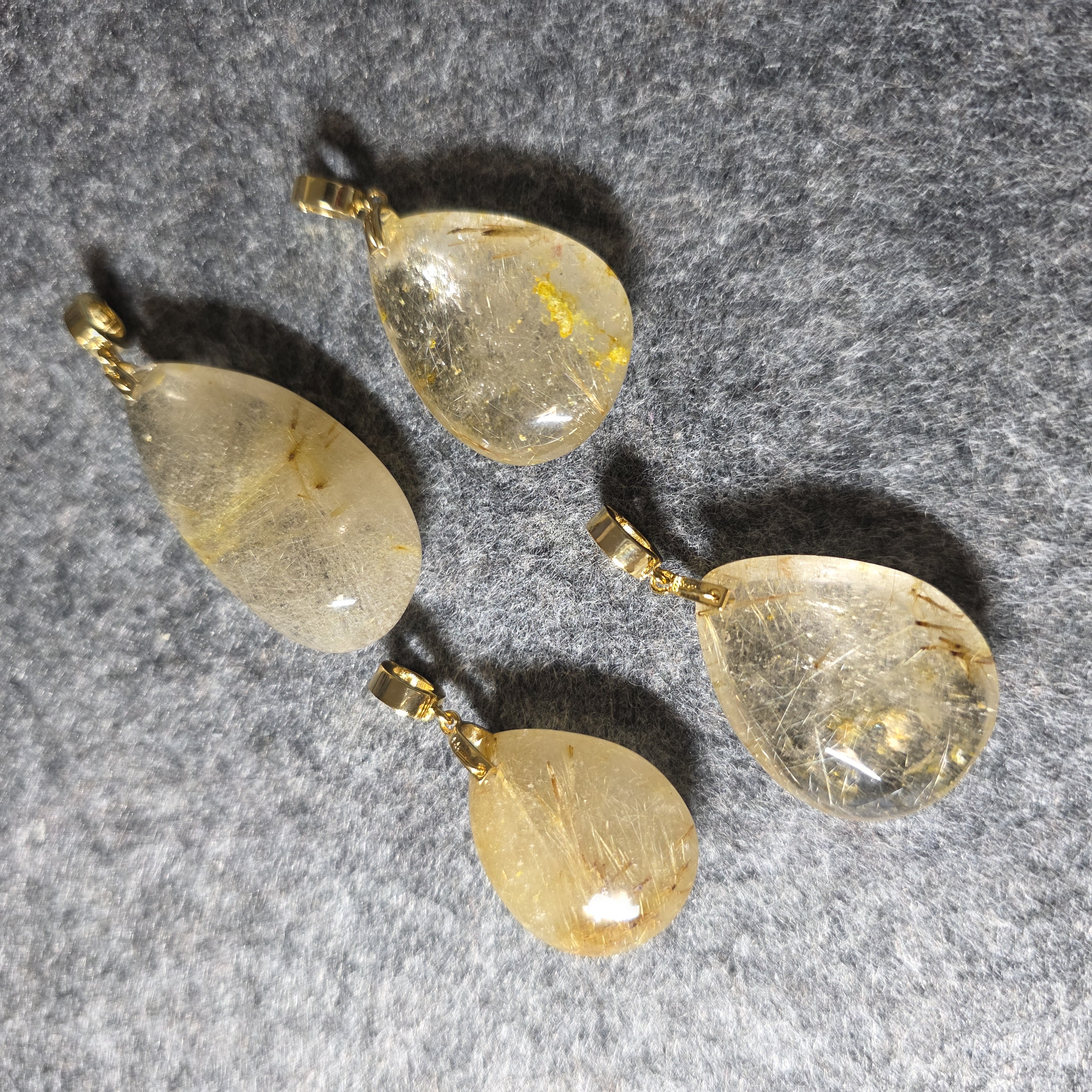 金髮晶水滴吊飾