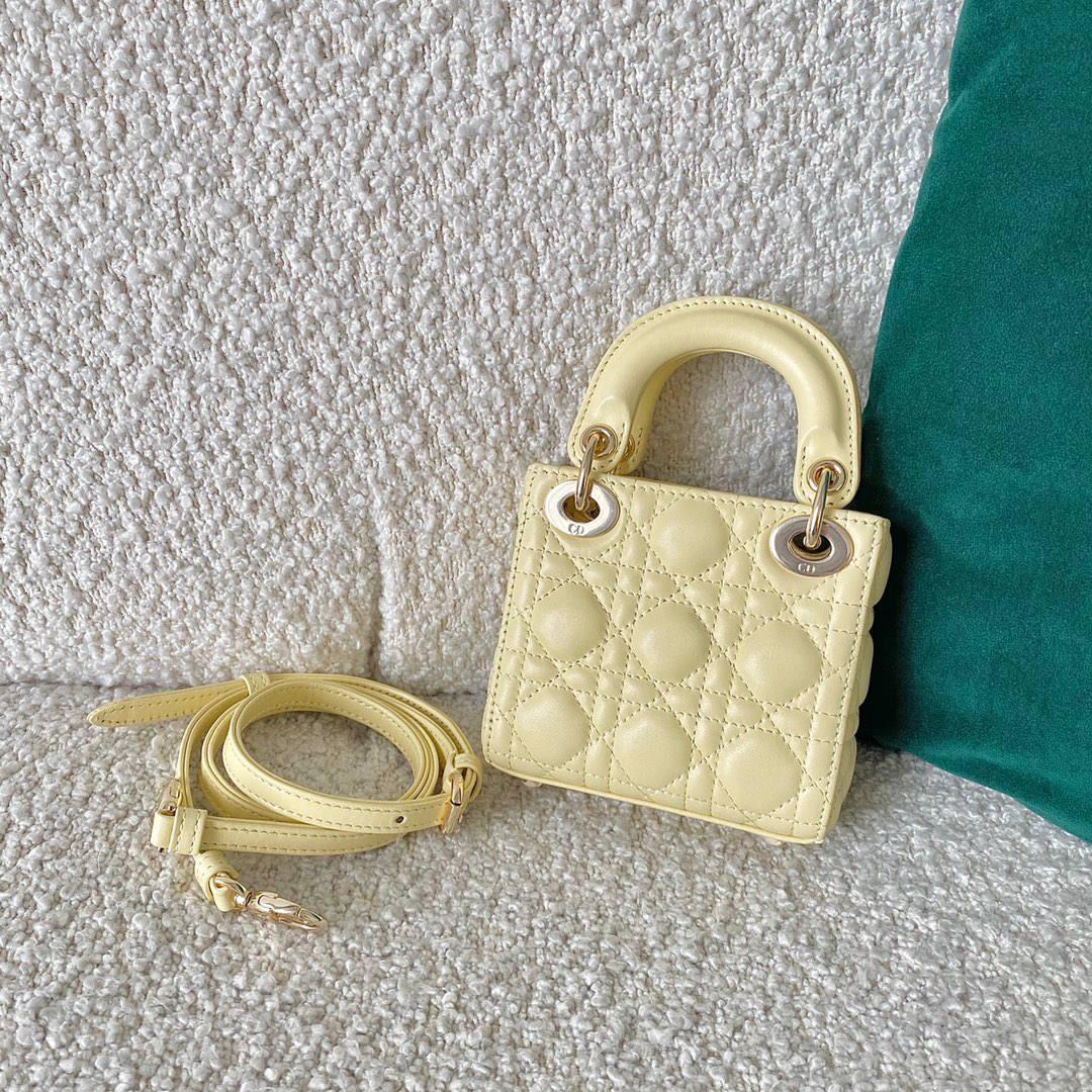 𝗗𝗜𝗢𝗥 𝗺𝗶𝗰𝗿𝗼 𝗹𝗮𝗱𝘆 𝗯𝗮𝗴小鸡黄🐥 火爆全网的最新超mini系列 天阿噜！小小只，简直太太太太可爱了！ 精致到巴掌大小，无敌治愈我这颗少女的心啊！！ size：12×10×5cm