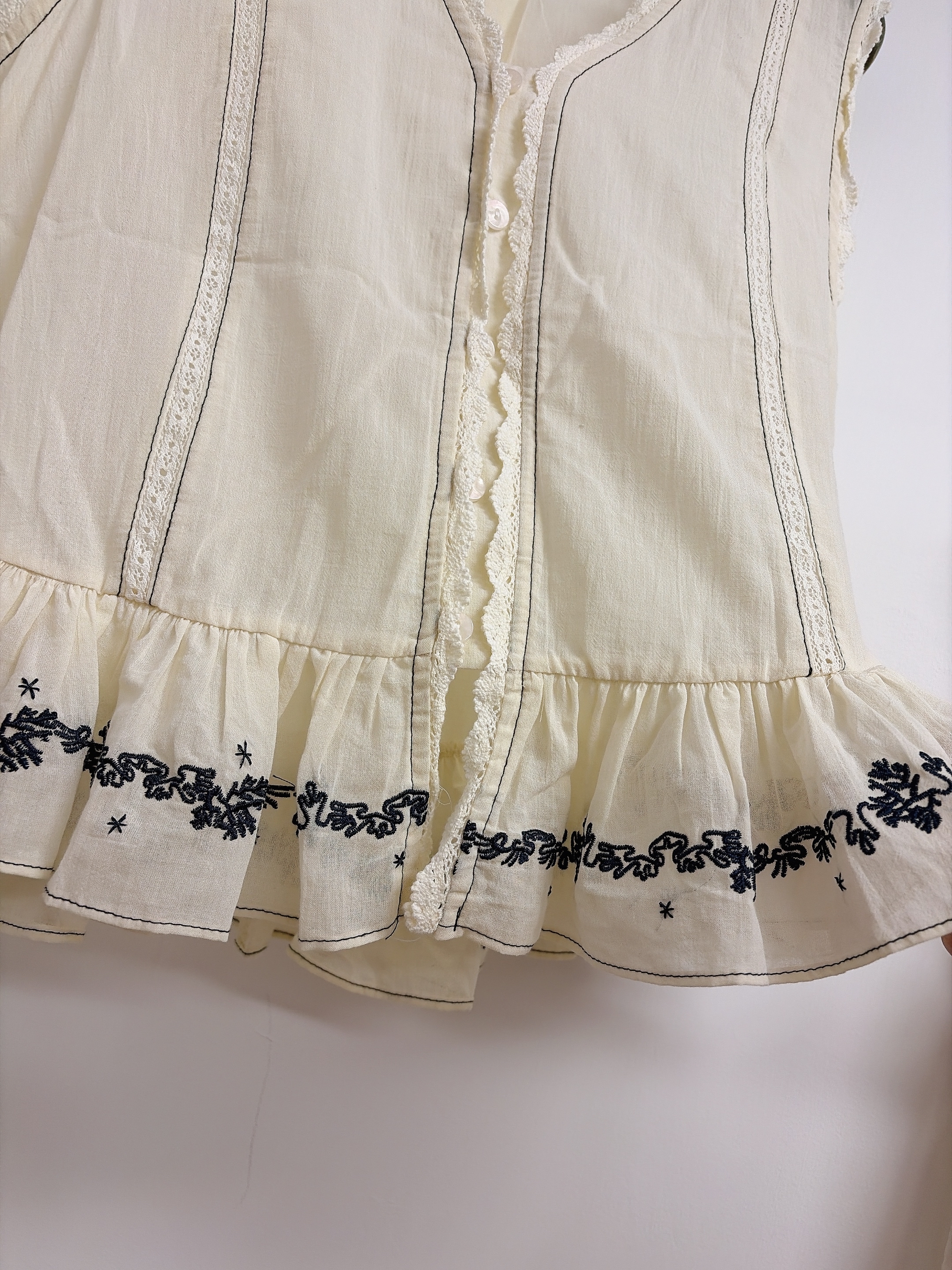 Ruffles 通花邊top