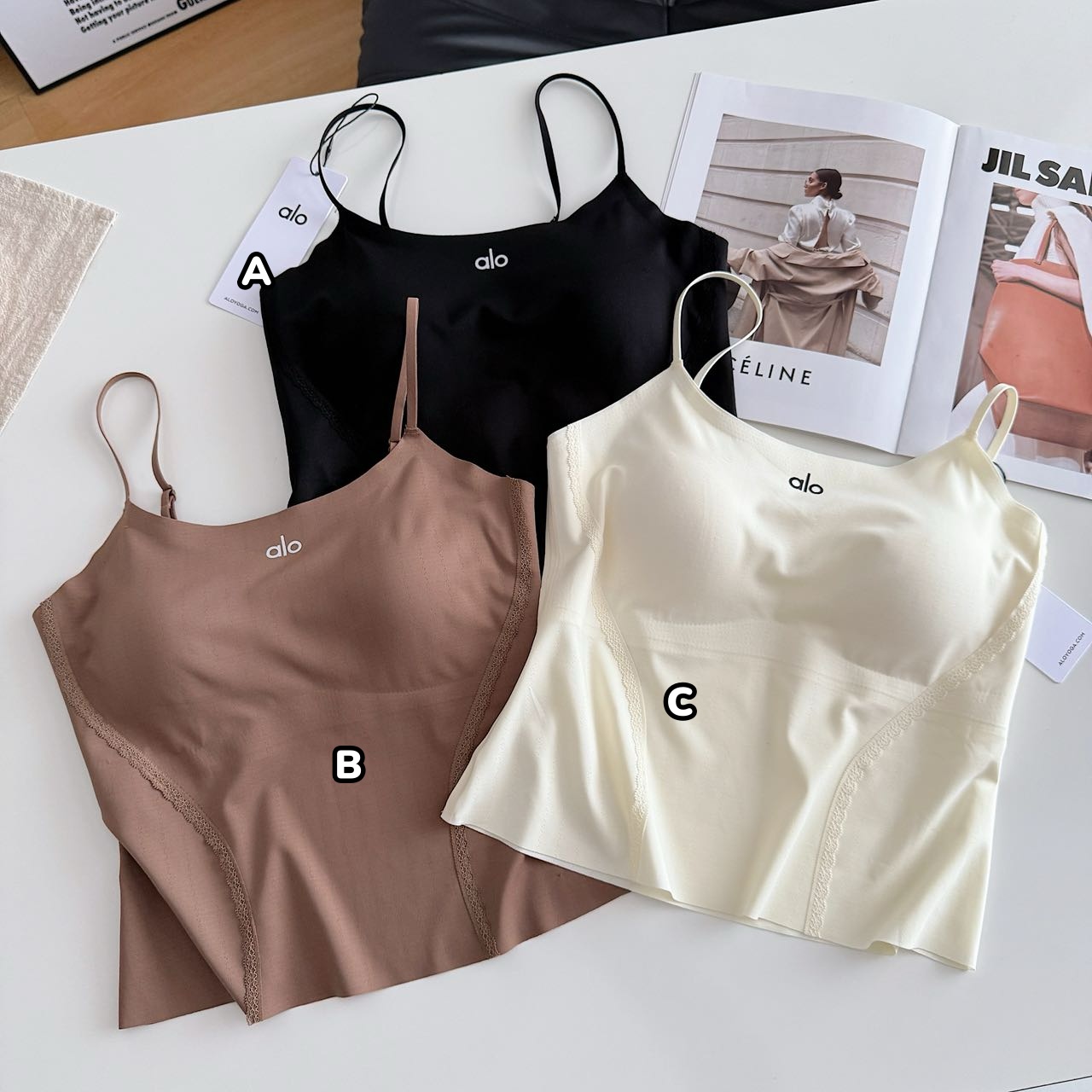 Alo Yoga 固定罩杯聚攏背心內衣 