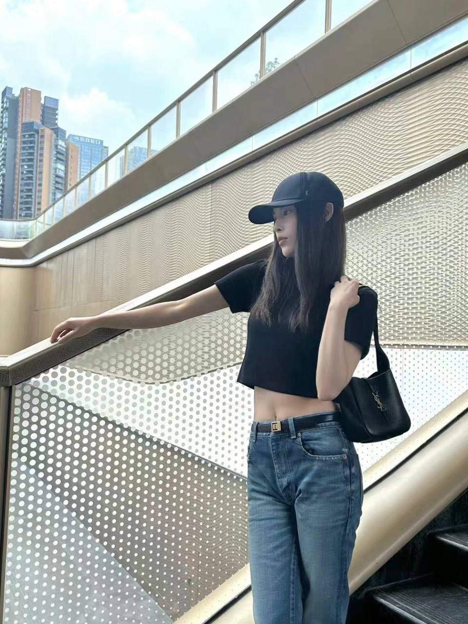 销量王🔥 ys1 hobo mini 🖤 谁敢信hobo出mini size了 可爱shu啦啊啊啊 换了明显有大纹路的鹿皮 和小号大号的皮质不一样，注意区分⚠️ 整个包柔软好打理，还抗造，贼实用 它斜挎不了，是一只腋下包 长肩带的腋下包背起来好舒服 砖柜6月21号发售，咱立马就安排起来😎 zp开发是基操，省钱小能手，等我们咯～～ 16×15×7cm