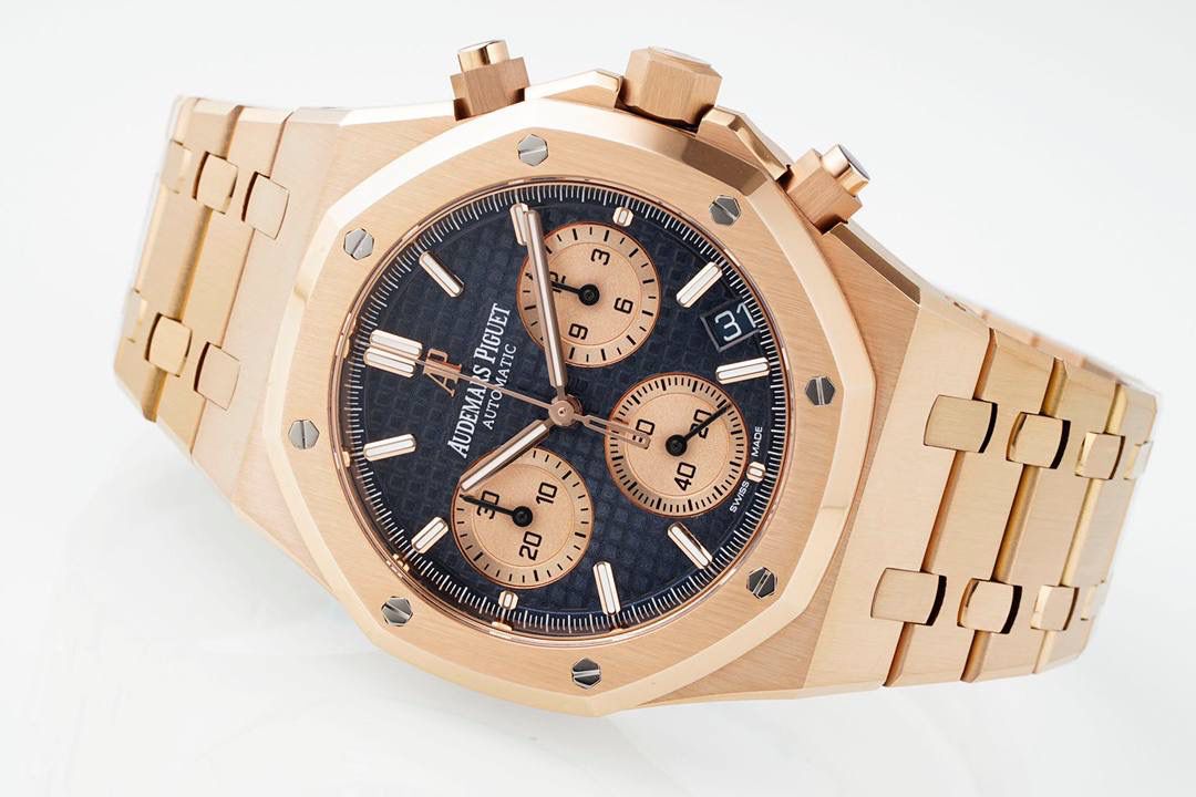 🚀新品爱彼皇家橡树系列26240系列，是一款41毫米精钢自动上链计时码表，搭载APS开发自研Calibre 4401一体机芯，具备飞返计时、小时/分钟/小秒显示及日期功能。其标志性八角形表圈配以八颗六角螺丝，搭配“Grande Tapisserie”大型格纹表盘，层次感鲜明。一体式精钢表链延续了1972年首款皇家橡树的经典设计，兼具运动与优雅。全新开发一体机芯采用导柱轮与垂直离合结构，振频28,800次/小时，与原版完全一致，动力储存约70小时，防水深度50米。AP融合高级制表工艺与前卫美学，是奢华运动腕表的典范之作。💯🔥🔥