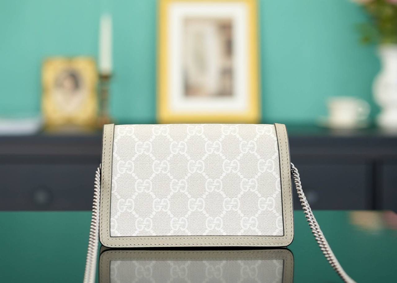 🥯GG Dionysus系列超迷你手袋酒神 燕麦色 16.5cm 正品售价¥8.000 GG家入门级小包推荐，酒神里面的经典基础款 经典酒神扣搭配原厂小牛皮 出镜率非常高 简直是穿搭利器 官方款号 476432 尺寸迷你：16.5x10x4cm 尺寸小号：28x17x9cm