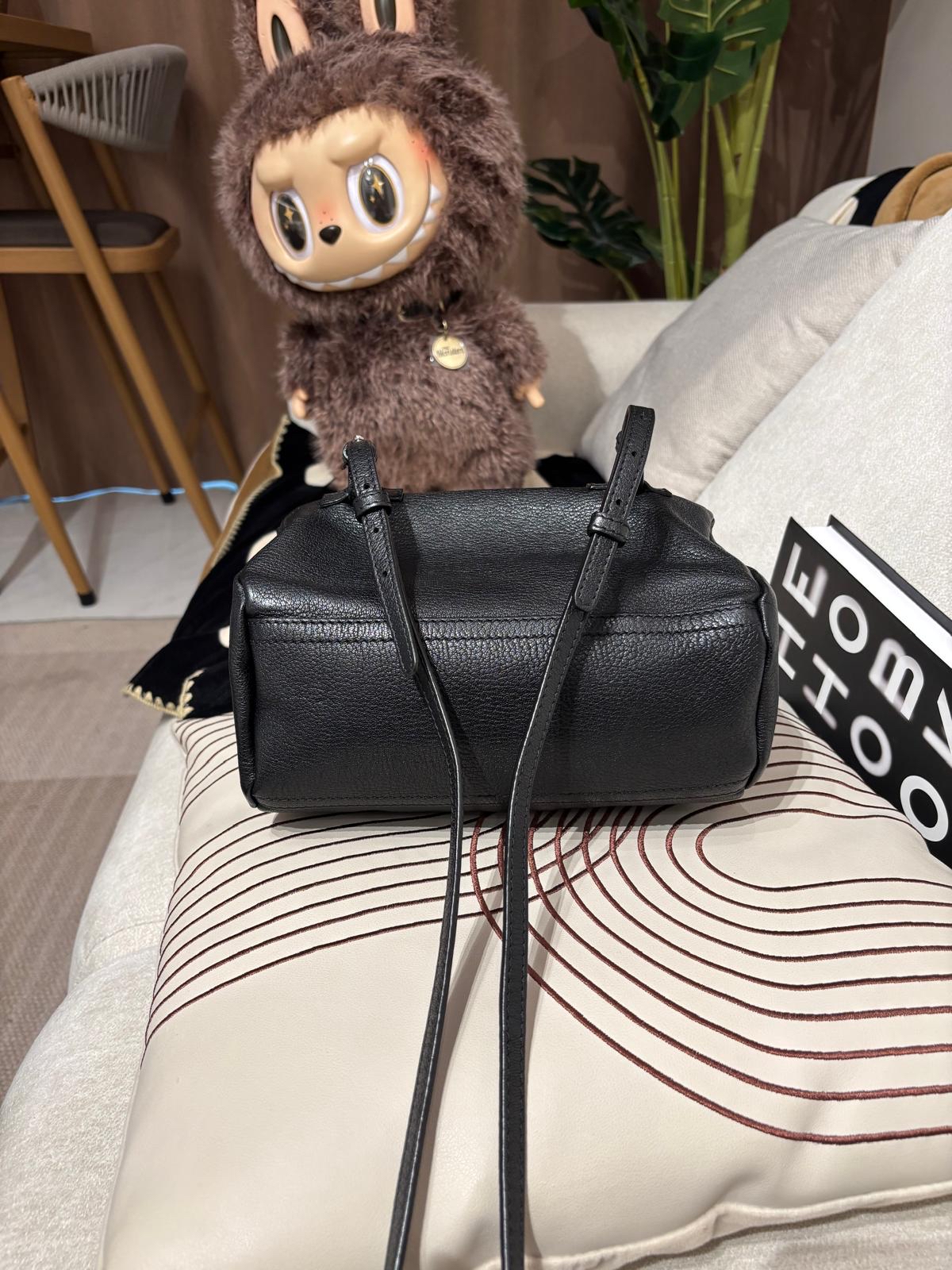 Givenchy Pandora Mini Crossbody Bag 黑色,100%Authentic,98%new