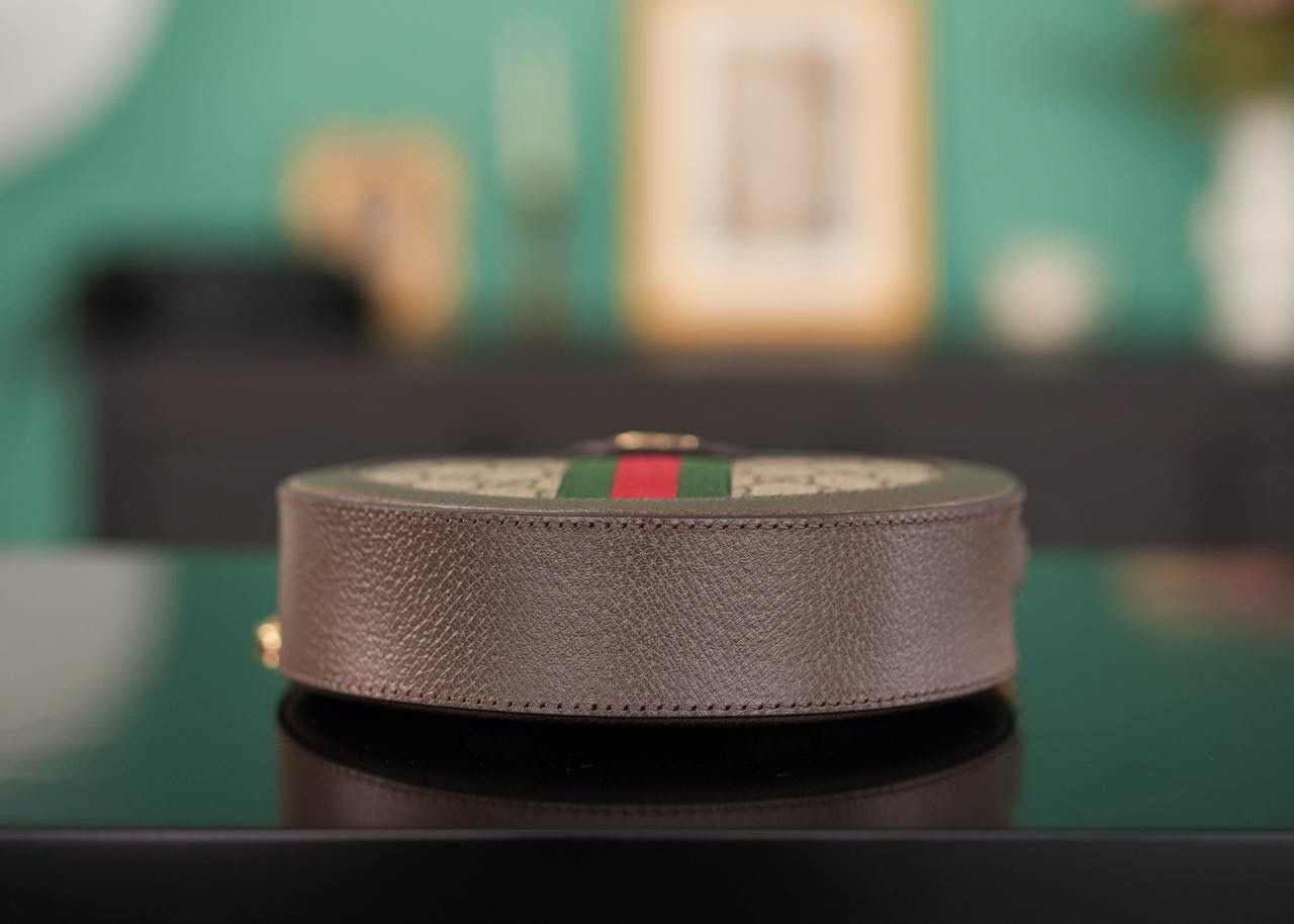 🥯Ophidia系列GG圆形迷你肩背包 圆饼18cm 正品售价,300 GG Ophidia爆款小圆饼，经典的双G花纹搭配红绿织带，整个包满满的复古风，圆饼的手感很好，不会很硬，包型却很挺括，容量也超大，手机粉饼钱包都不是问题，Iplus也可以放哦！ 官方款号 550618 尺寸：18x18x4.5cm