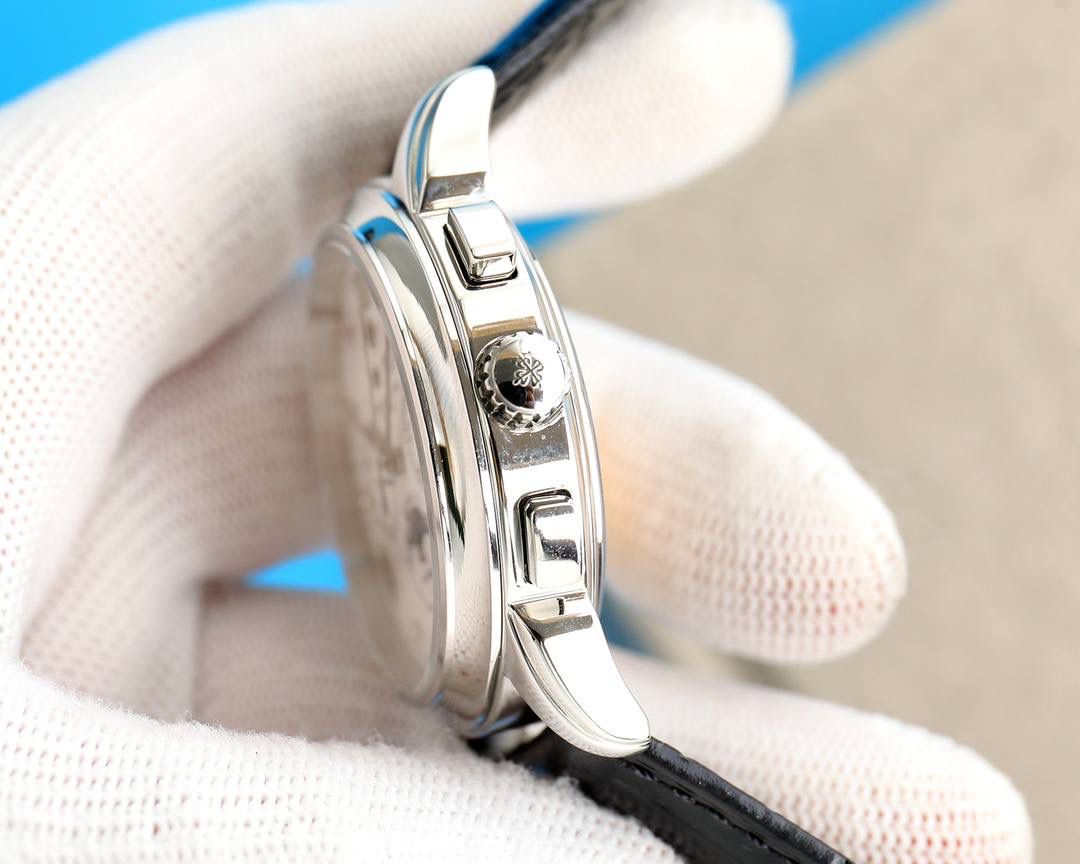 百达翡丽超级复杂功能计时系列！用心之作，细节方面： 1：团队历时两年多精心设计，不计成本，敢为人先，力求完美，克服重重难关，突破多层技术瓶颈，机芯型号为CH 29-535 升级版，质量稳定！ 2：尺寸41毫米，厚度11毫米！ 3：表壳为316L全钢镀纳米铂金表技术，更彰显高贵大气，表带搭配意大利头层小牛皮！更显大气上档次！你值得拥有！