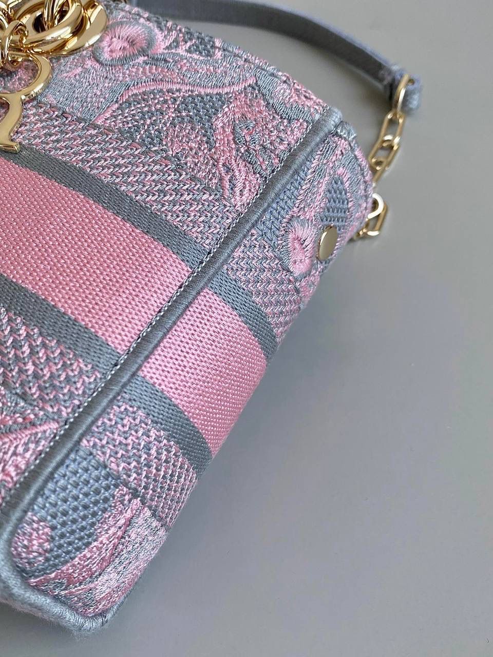 粉灰老虎中号💗😍 𝗗𝗶𝗼𝗿 𝗗-𝗝𝗼𝘆 𝗯𝗮𝗴刺绣款，新色 时尚果然就是轮回，回归了一把中古戴妃 长方包形，短链条➕细长肩带直接封神！！ 复古时髦感超强，真是什么场合都可以把住 绝对是lady中的天花板了，强势出圈啦姐妹们✨‼️ 26 x 13.5 x 5cm