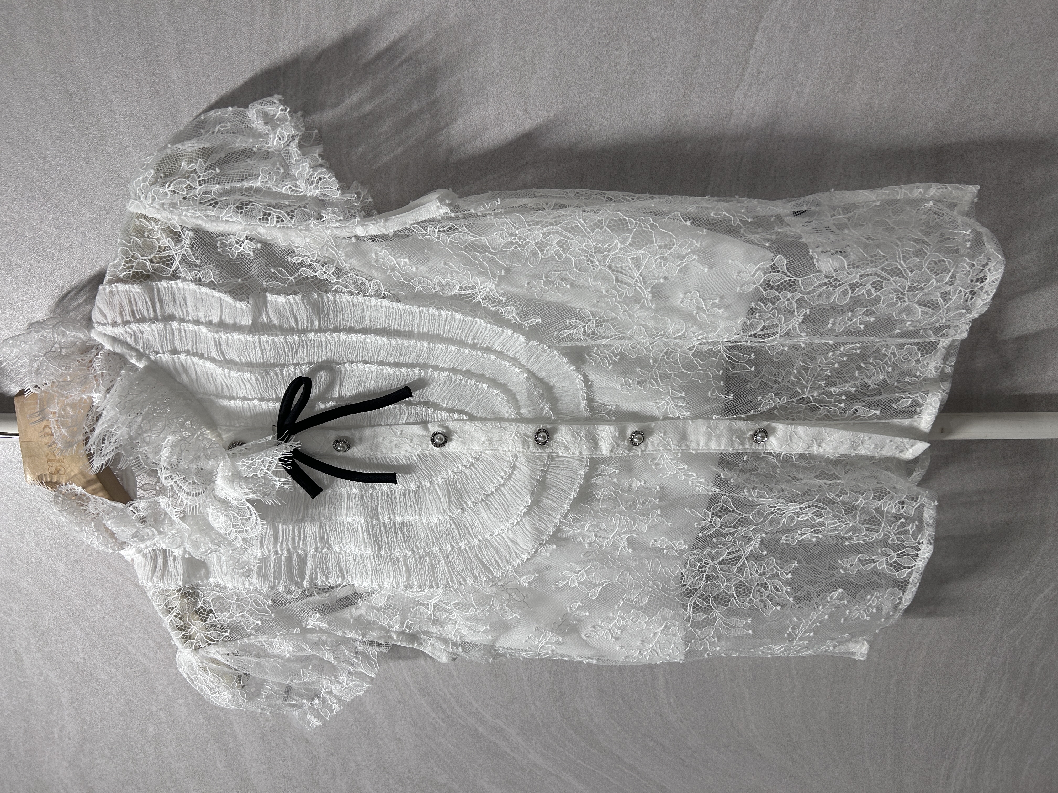 白色蕾絲襯衫配黑色蝴蝶結