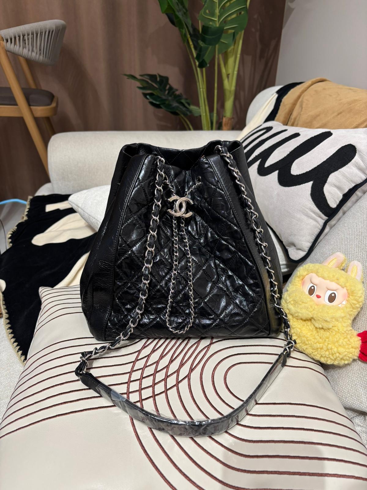 Chanel bucket drawstring bag 黑色油蠟牛皮，100%Authentic,98%new ✅card✅dust bag✅box