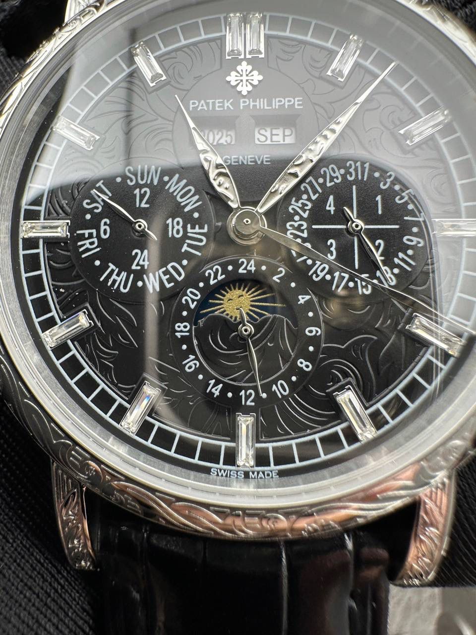 【铁划银钩 苍劲有力】高颜值新品墙裂推荐 精湛的工艺！ 年度最佳典藏之作——百达.翡丽古典超级复杂多功能 万年历功能腕表 团队历时两年多精心设计，不计成本，敢为人先，力求完美，克服重重难关，突破多层技术瓶颈，机芯型号为CH 29-535 升级版，质量稳定！ 【表带】经典意大利小牛皮表带，纹路清晰，质感好。搭配圈市面最顶级的百达翡丽灯笼表扣，通用原装无压力。 优雅的Calatrava雕花表壳极具个性，42毫米的表径适配大众男性手寸，非常商务可亦休闲。