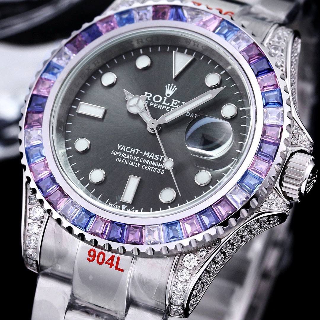 【 ROLEX 】劳力士 全球限量宝石款-游艇名仕型，美学上推迟了极限，在这款表上您可将对珠宝和瑞士腕表的喜爱合二为一。表圈、表壳、表扣都镶满施华洛世奇美钻！行走的艺术品，身份与地位的象征，气场一目了然！实物惊艳！爱不释手❤️ 【机芯】采用象征着劳力士的灵魂蓝游丝3135全自动一体机，性能极为稳定。 【表壳】腕表尺寸40mm 每一细节做到一比一完美复刻。 【表带】采用904L精钢材质锻造，表带为经典的蚝士造型、表带两边拉丝工艺中间高抛光，表扣与原装一样双重保险扣、表扣刻字清晰可见.(另附赠一条胶表带） 【镜面】蓝宝石镜面。超强夜光字面，字面颜色更细腻做出了与正品一致的视觉效果！ 🍻上手震撼尊贵非凡。您值得拥有！
