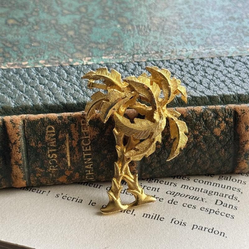 Vintage Textured Gold Tone Coconut Tree Brooch / Summer Tropical Holiday Brooch (MT1960-12)
