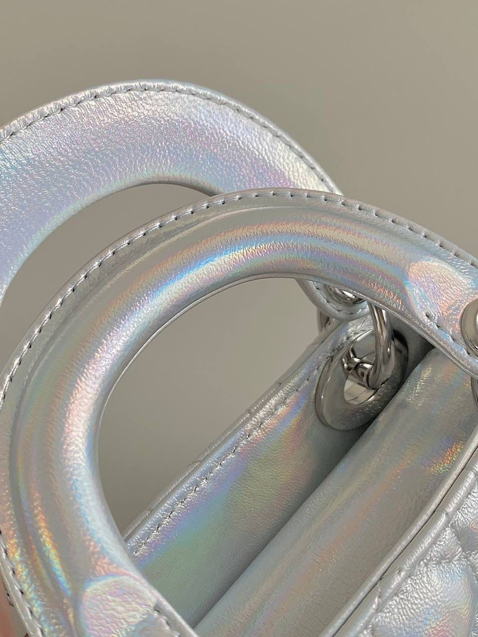 𝗗𝗜𝗢𝗥 𝗺𝗶𝗰𝗿𝗼 𝗹𝗮𝗱𝘆 𝗯𝗮𝗴23新色 🈶镭射银 天阿噜！小小只，简直太太太太可爱了！ 快！快！快！很少见有这么特色的包 Bing灵动炫目大胆的科幻视觉冲击太震撼 整个包身珠光呈镭射效果，犹如彩虹般 很是惊艳！配银色金属更有张力，好抢眼啊 可爱与炫酷的反差碰撞，也就只有它独具一格 拿到手你们一定要多背出去走走 它实在是美到过分了！！ size：12×10×5cm