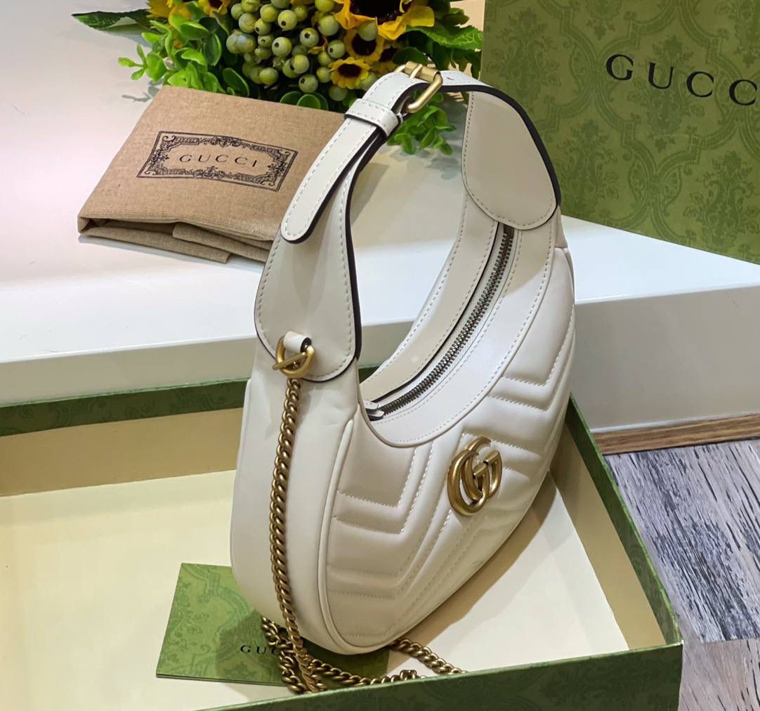 ✈️✈️✈️🔥𝐌𝐚𝐫𝐦𝐨𝐧𝐭系列半月包# ▫️型号：699514 ▫️尺寸：21.5*11*5cm 马尔蒙系列腋下包经典回归 四季热卖款，以月牙造型为特色，原厂牛皮立体绣花工艺饱满度很赞➕全铜五金❗️包包的轮廓很贴切身体的线条，可腋下手拎斜挎，性价比超高的一只.简直就是行走的种草机！788590