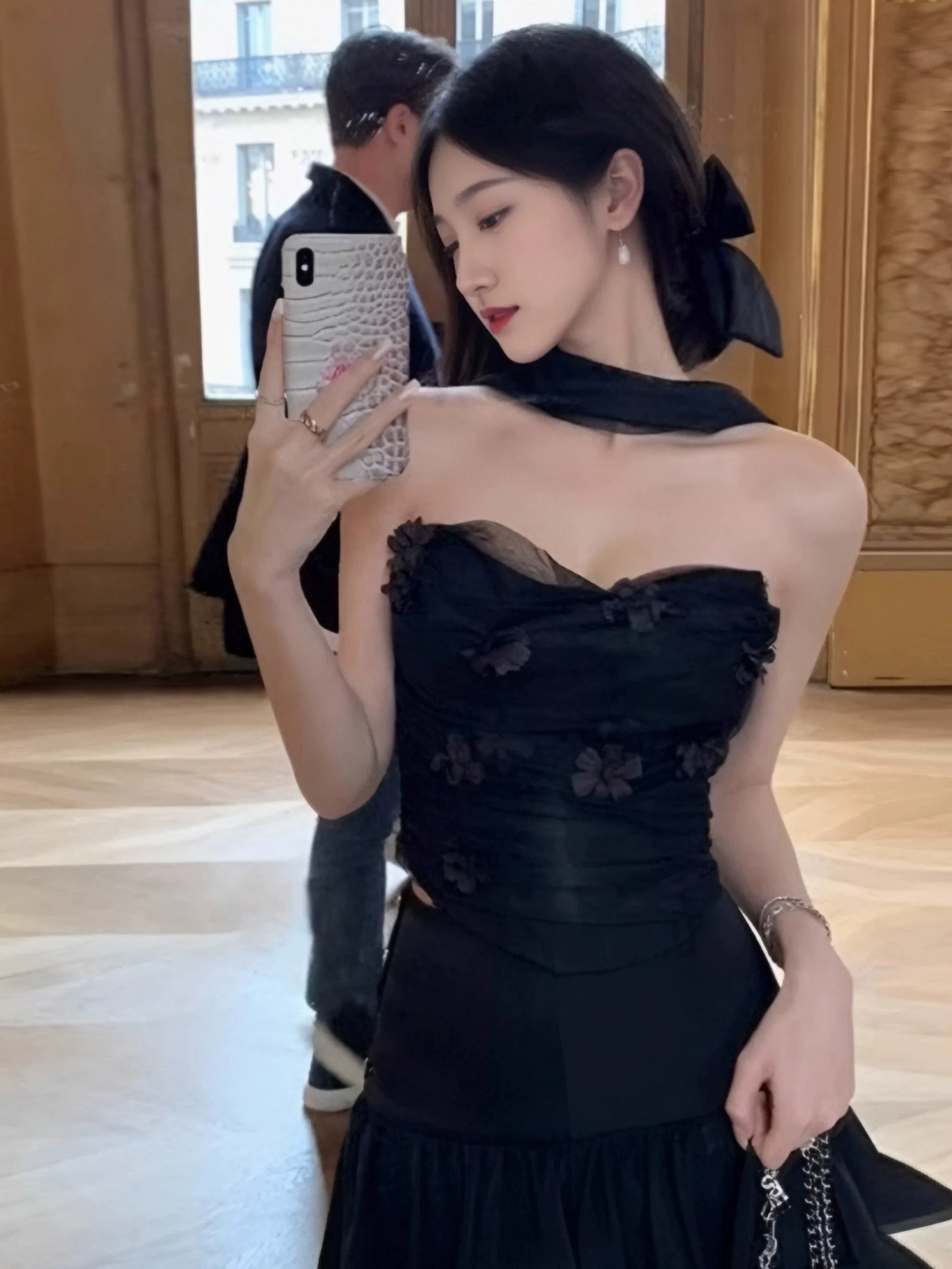 優雅黑色花卉裝飾抹胸背心