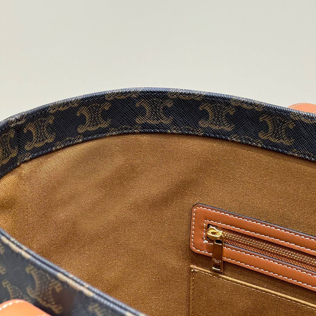 🔥大货实拍图 𝗖𝗘𝗟𝗜𝗡𝗘 ♥ 𝗖𝗔𝗕𝗔𝗦老花抽绳托特 型号：113722 尺寸：34.5*31*16cm 𝑪𝒆𝒍𝒊𝒏𝒆新款购物袋，一款将复古与现代完美融合的精品，凯旋门老花棕色的包身如同经典绽放在当代，每一个棕色皮料点缀都诠释了无与伦比的精致和高级感～