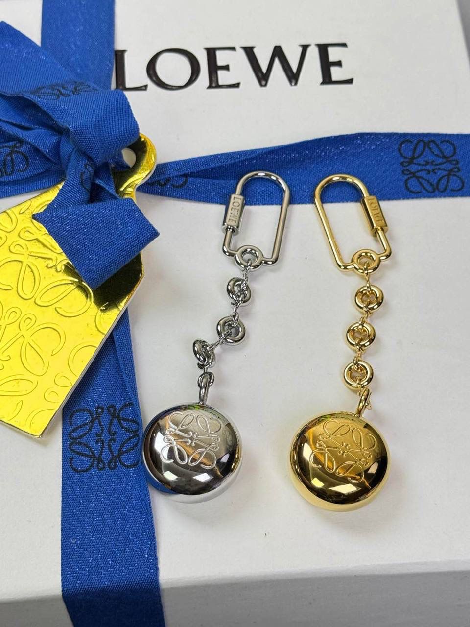 🎈罗家重磅出新👏吊坠出货啦♥️ ➖【金球/银球吊饰】 不仅仅是装饰，更是时尚的追求。可搭配所有包包👜，也可以搭配所有服饰，腰带等，让穿搭变得与众不同，精致时髦😍