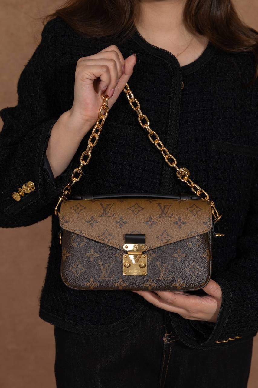 LV小邮差🎀 用的是 A+ 级全钢五金，亮亮的很有质感；再加上进口高弹面料，摸起来舒服，有弹性又有光泽，真的很加分咯 ✨ 渠道货包装，简单大方不浮夸。尺寸 21.5 × 13.5 × 6cm，小小一只但很实用，出门背刚刚好 👜