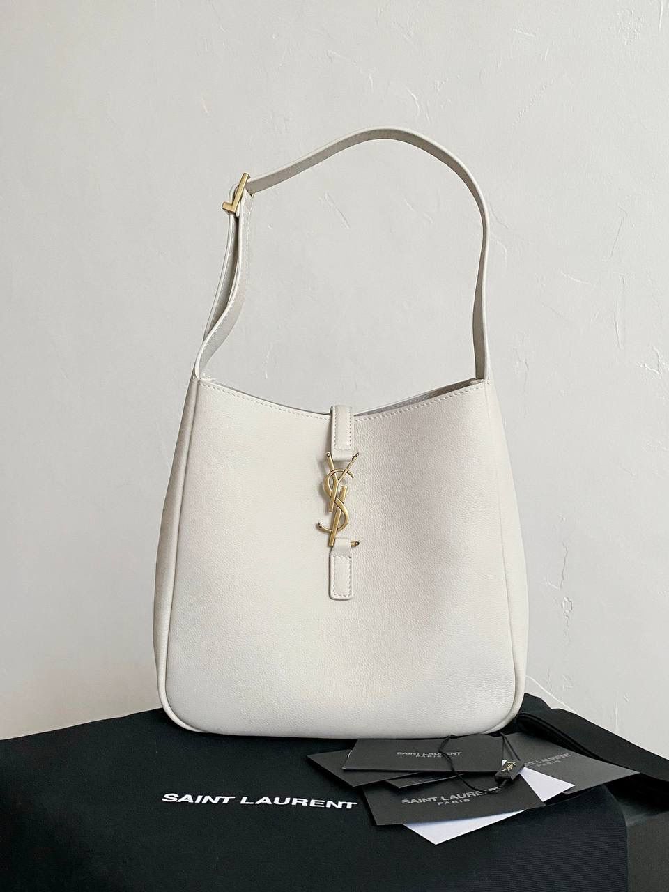 【已更新最新细节⚠️】 ys1 hobo bag腋下包小号 白金🤍 我和你们说，这只包看着普普通通 但是上身是真的很好看！ 第一次看到他们家有这种慵懒的腋下包 整个包都是柔软的原厂胎牛皮 又轻容量又大，真的很～～好背 这只包的灵魂在于圆滚滚中又有型 市场很多做得太挺括硬朗，那种货打咩啊❌ ZP开发⚠️全套包装哦～ 23×22×8.5cm713938m