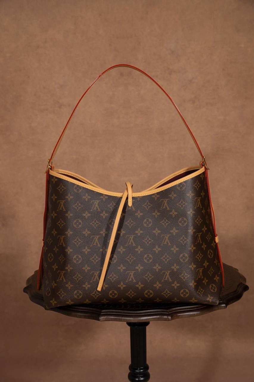 LV CARRYALL🎀 整体风格偏 休闲、随性、有点慵懒感，背上身直接爱上❤️ 字母包设计很贴心，不管是拿来当通勤包，还是妈咪包，都超级适合。容量大、很好装东西，而且又耐看又百搭，天天背都不会腻。 可以说是 又实用又好看的王者包款 了✨ 中号：尺寸 39×30×15cm 小号：尺寸 29x24x12cm 大小刚刚好，看起来大气又很实用。这款 Carryall 系列真的是爆款中的爆款，颜值超高，真的会让人一看就想要！从上市第一天开始就一直缺货，真的不是开玩笑的！！😍✨