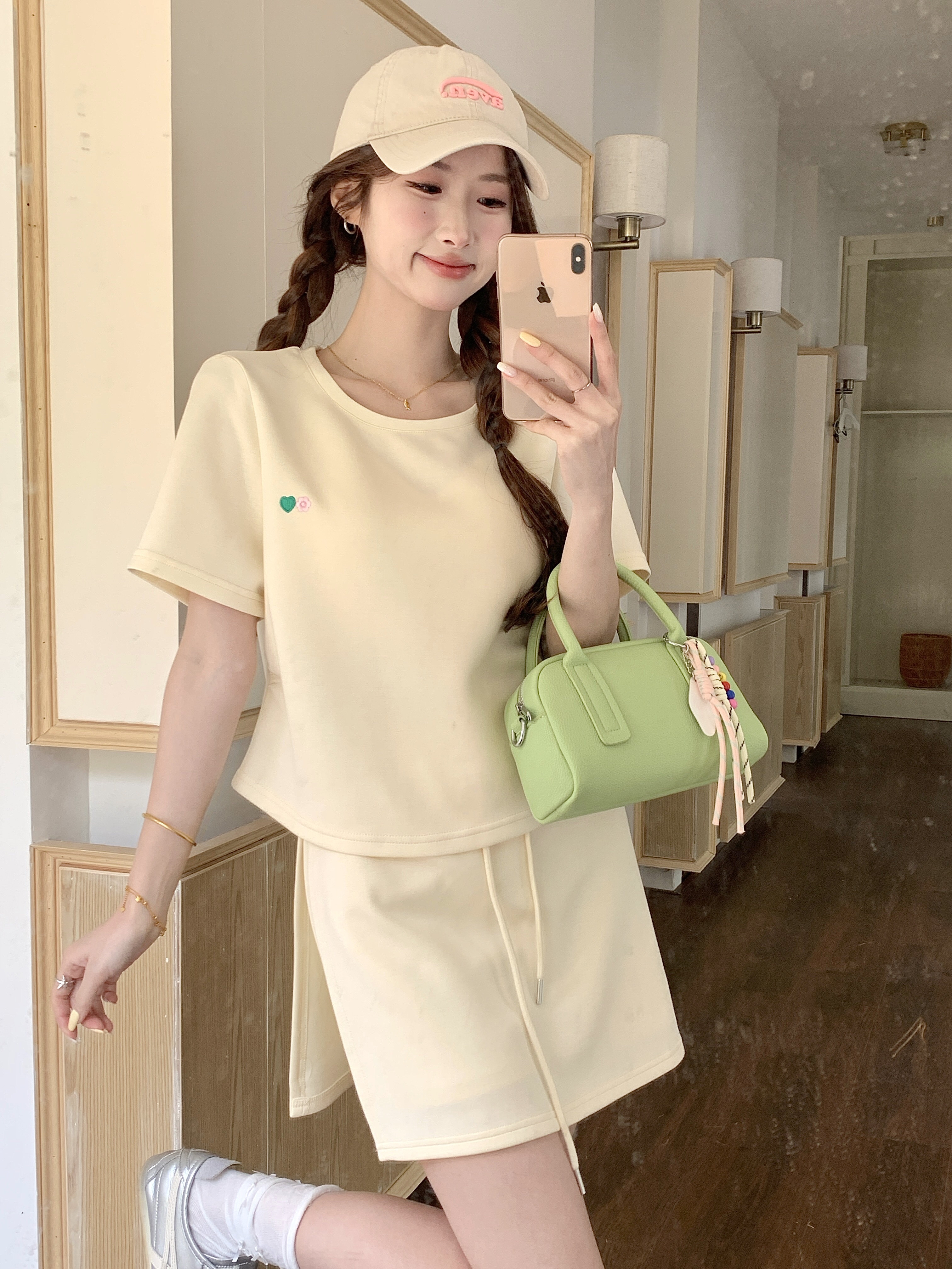 B113(64231) 韩版休闲风小爱心刺绣上衣与双边开角短裙黑黄套装 