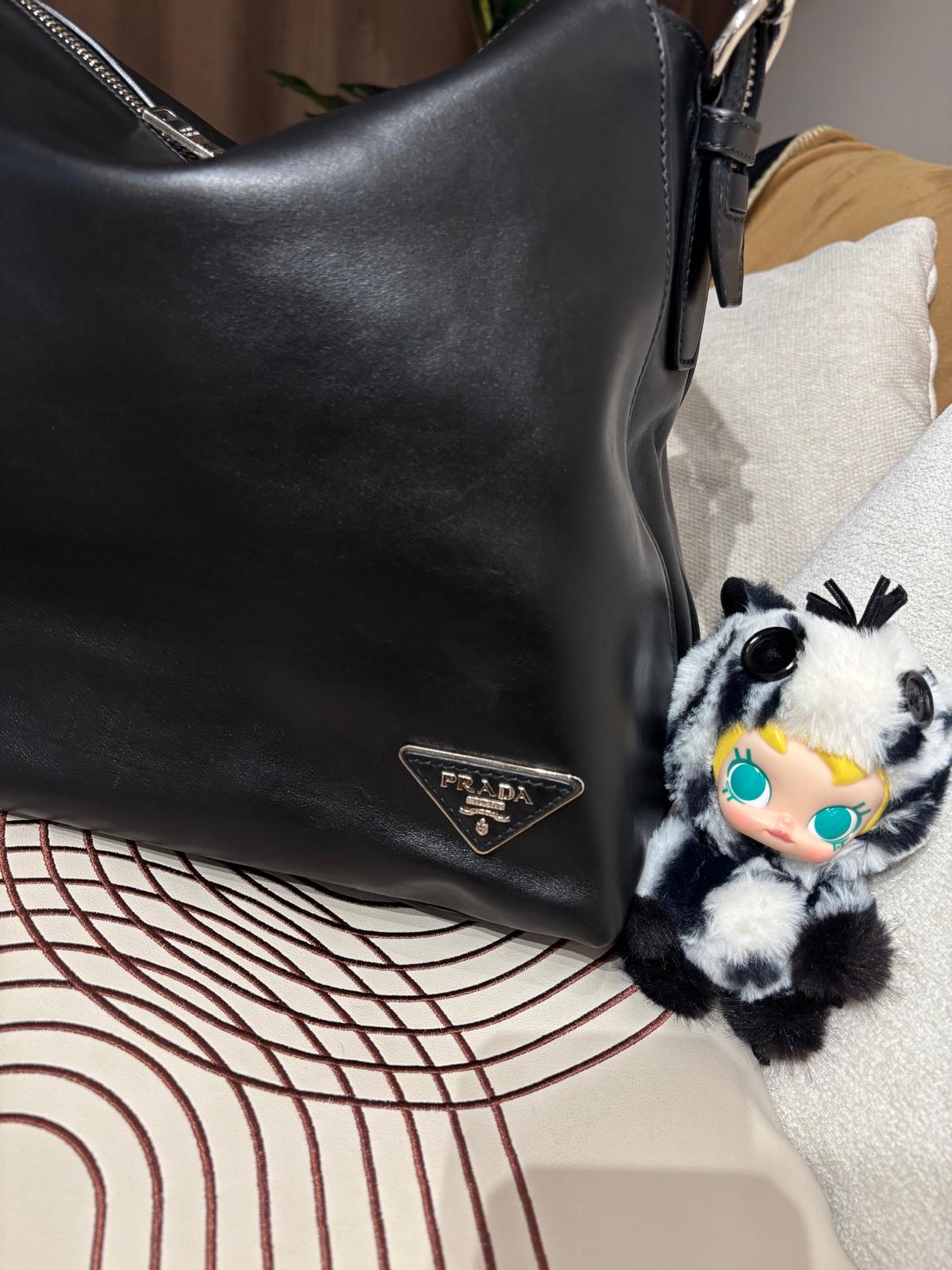 Prada shoulder bag Hobo Bag Calfskin 100%Authentic, 95%New ✅Dust bag