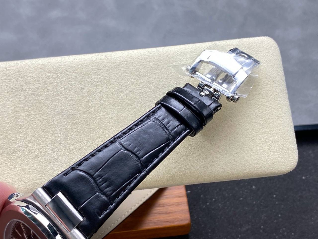 V2版真功能🌐真小秒！3K工厂 百达翡丽鹦鹉螺5980/1A-014多功能计时腕表V2版本，真小秒、真功能！【表壳】腕表尺寸40.5毫米，同正品一致的枕型表壳采用正面拉丝，侧面抛光的两种工艺组合，层次感分明，质感十足。尽显精湛工艺。【表带】采用原装表带一比一量身打造，每节表带的中央抛光部位，都能呈现钻石的形状，尽显高级质感。【机芯】3K厂采用定制版PP.CH28-520机芯，完美还原正品，时分秒，日期，和计时大秒功能。3K匠心之作，欢迎各位表友品鉴🌐